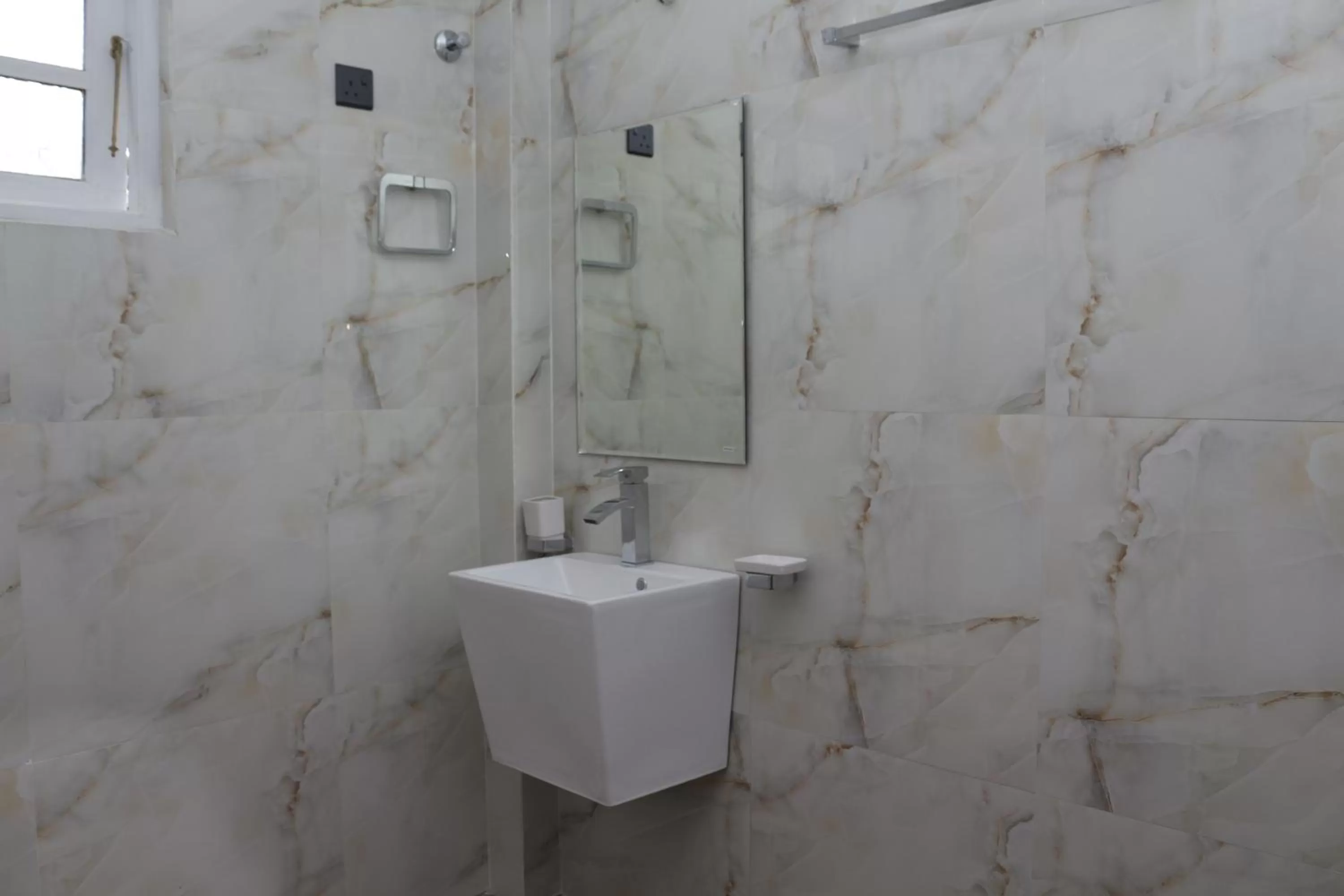 Double or Twin Room with Bathroom - single occupancy in Hotel Mount Castle