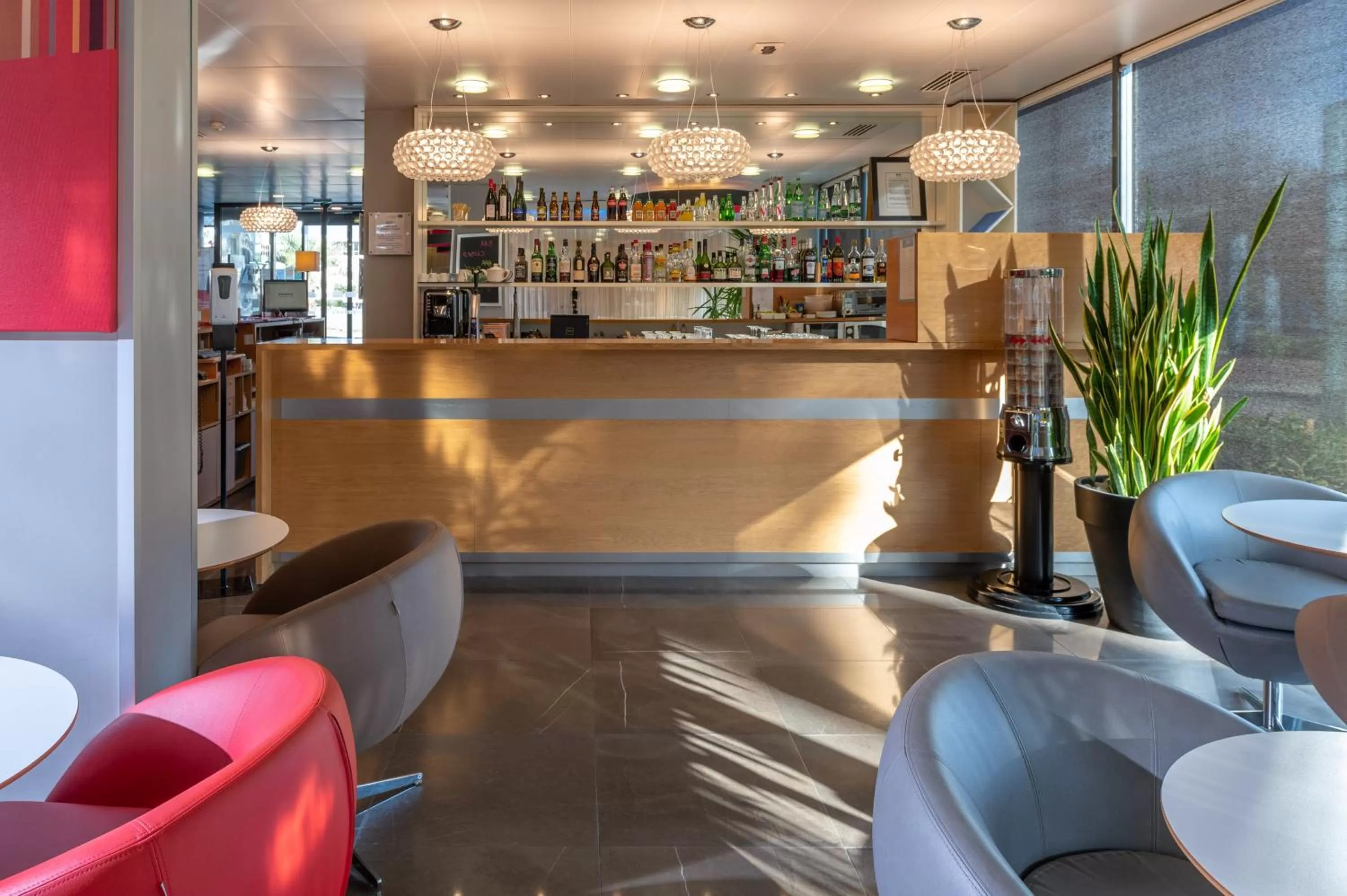 Lounge or bar in Holiday Inn Express Saint-Nazaire by IHG