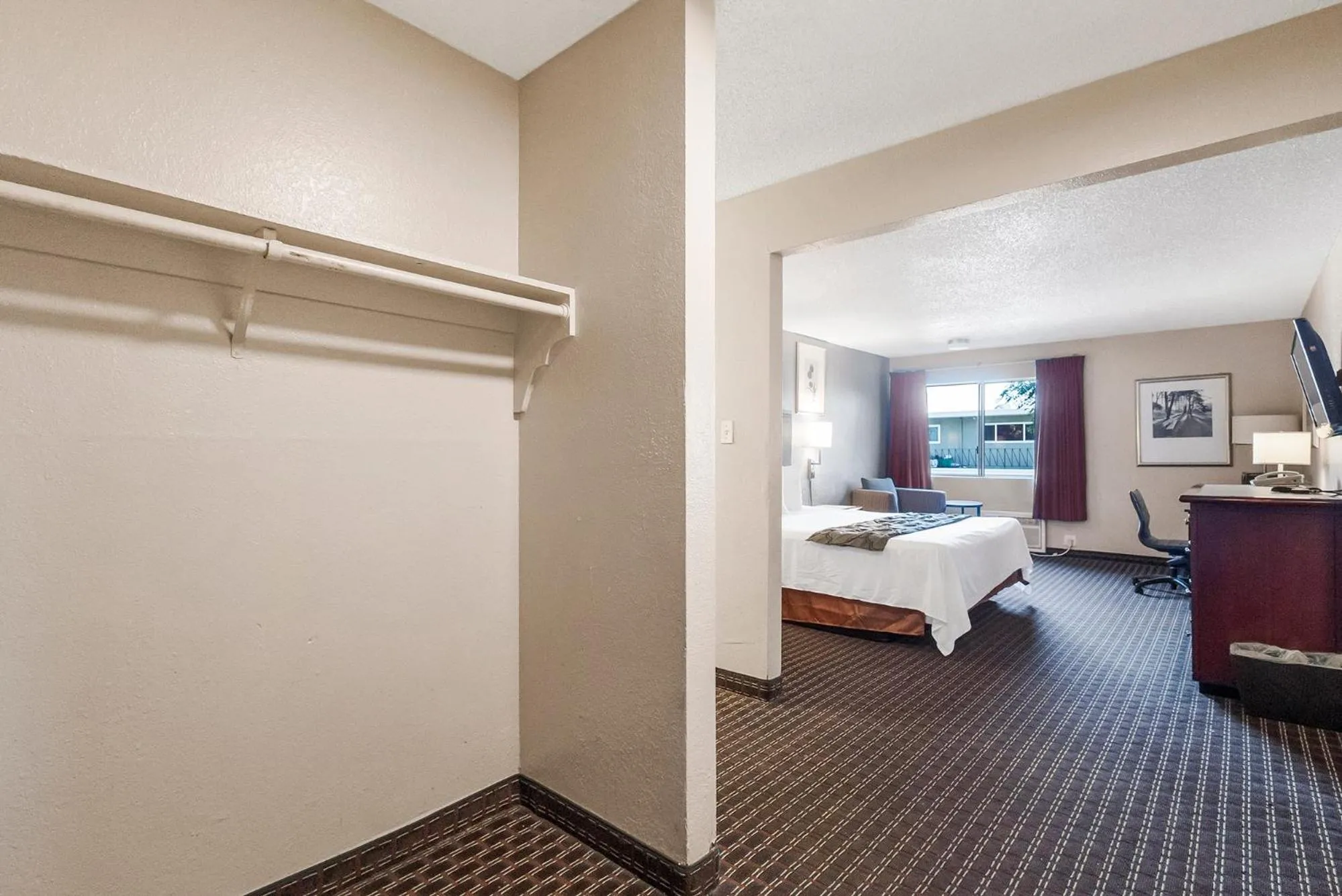 Bedroom, Bed in Heritage Inn Express Hayward