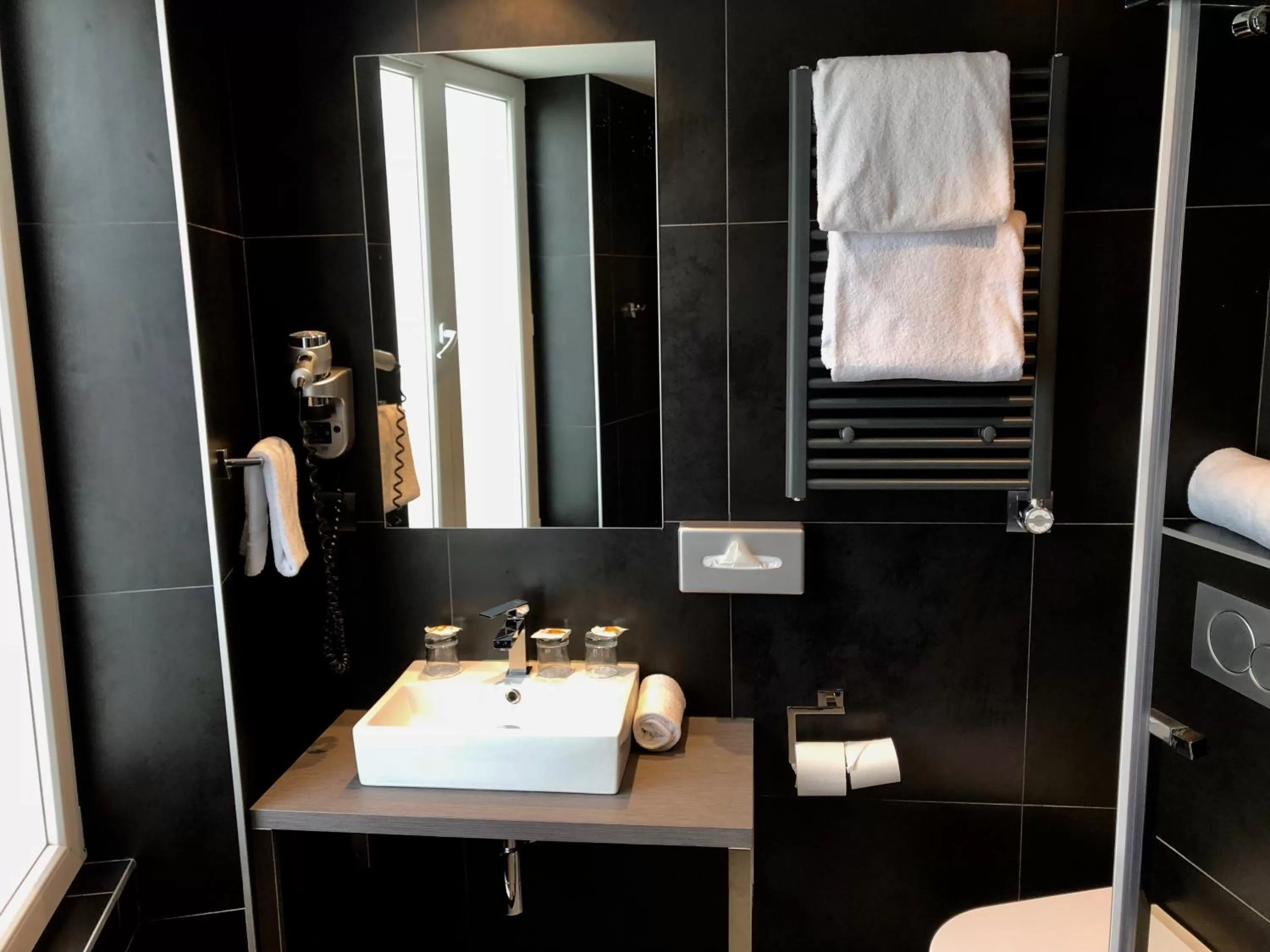 Shower in Best Western Empire Elysees
