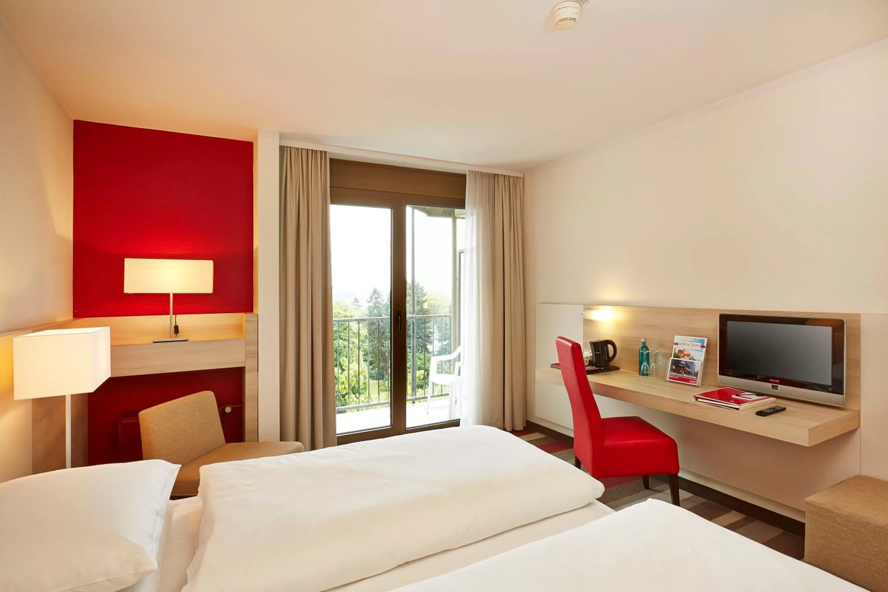 Bedroom, Bed in H+ Hotel Bad Soden