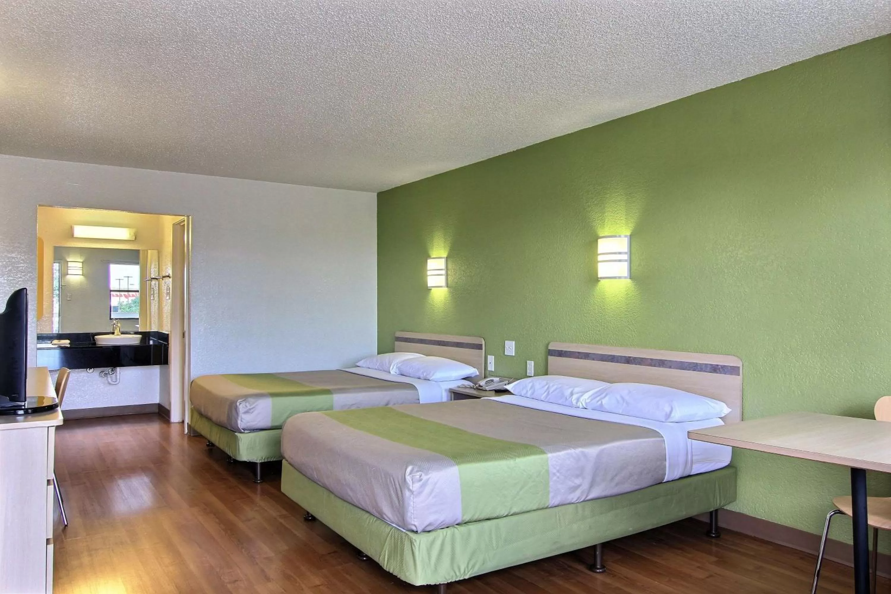 TV and multimedia, Bed in Motel 6 Austin, TX - Central Downtown UT