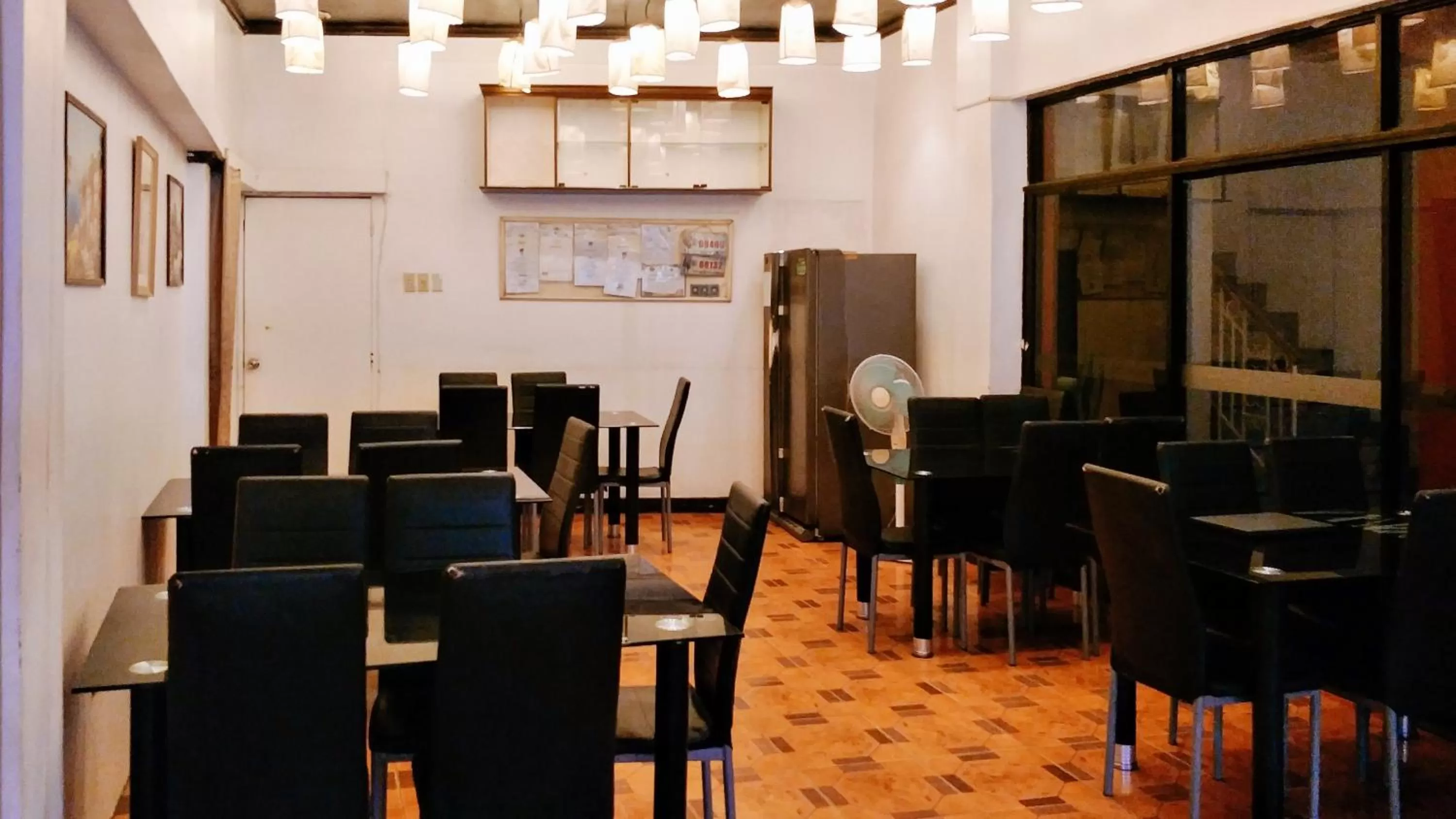 Restaurant/places to eat in RedDoorz near Maribago Barangay Hall