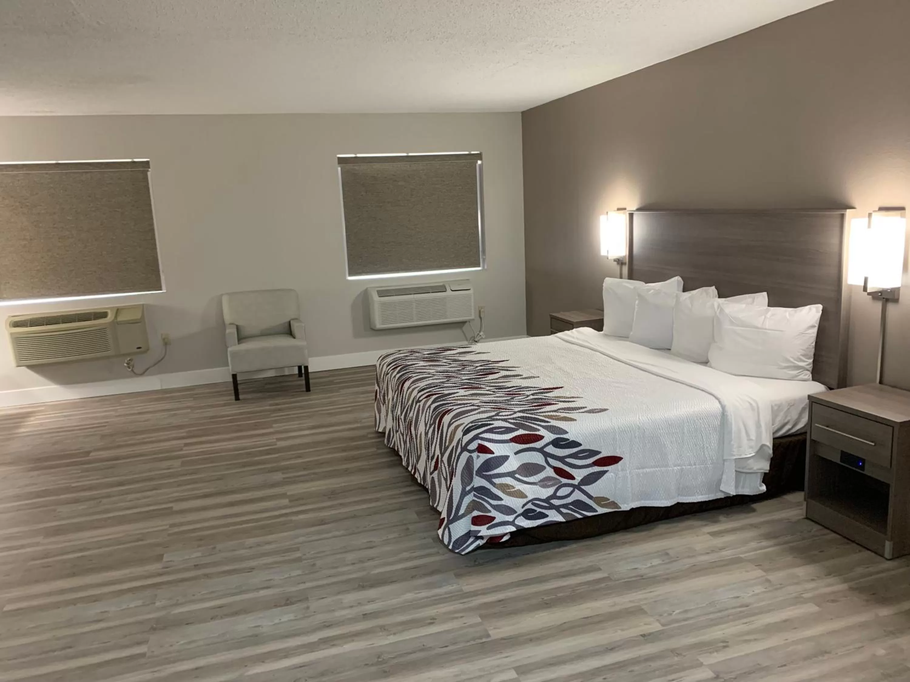  Suite King with Spa Bath Non-Smoking in Red Roof Inn & Suites Vineland - Buena