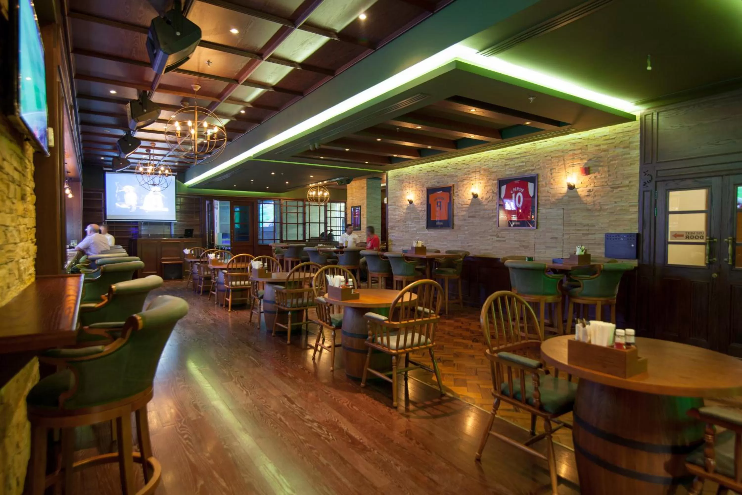 Restaurant/places to eat in Premier Hotel