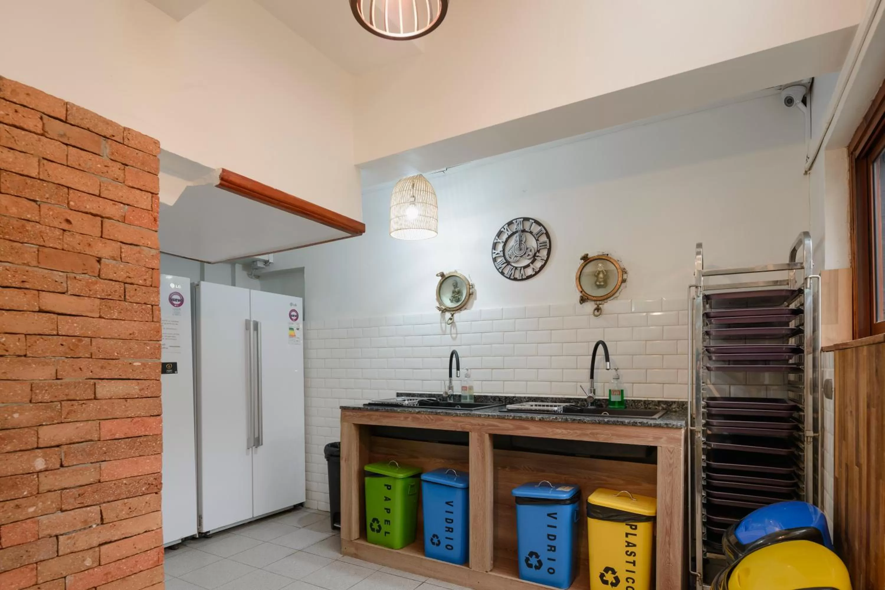 Kitchen or kitchenette in Verde Madera Hostel B&B