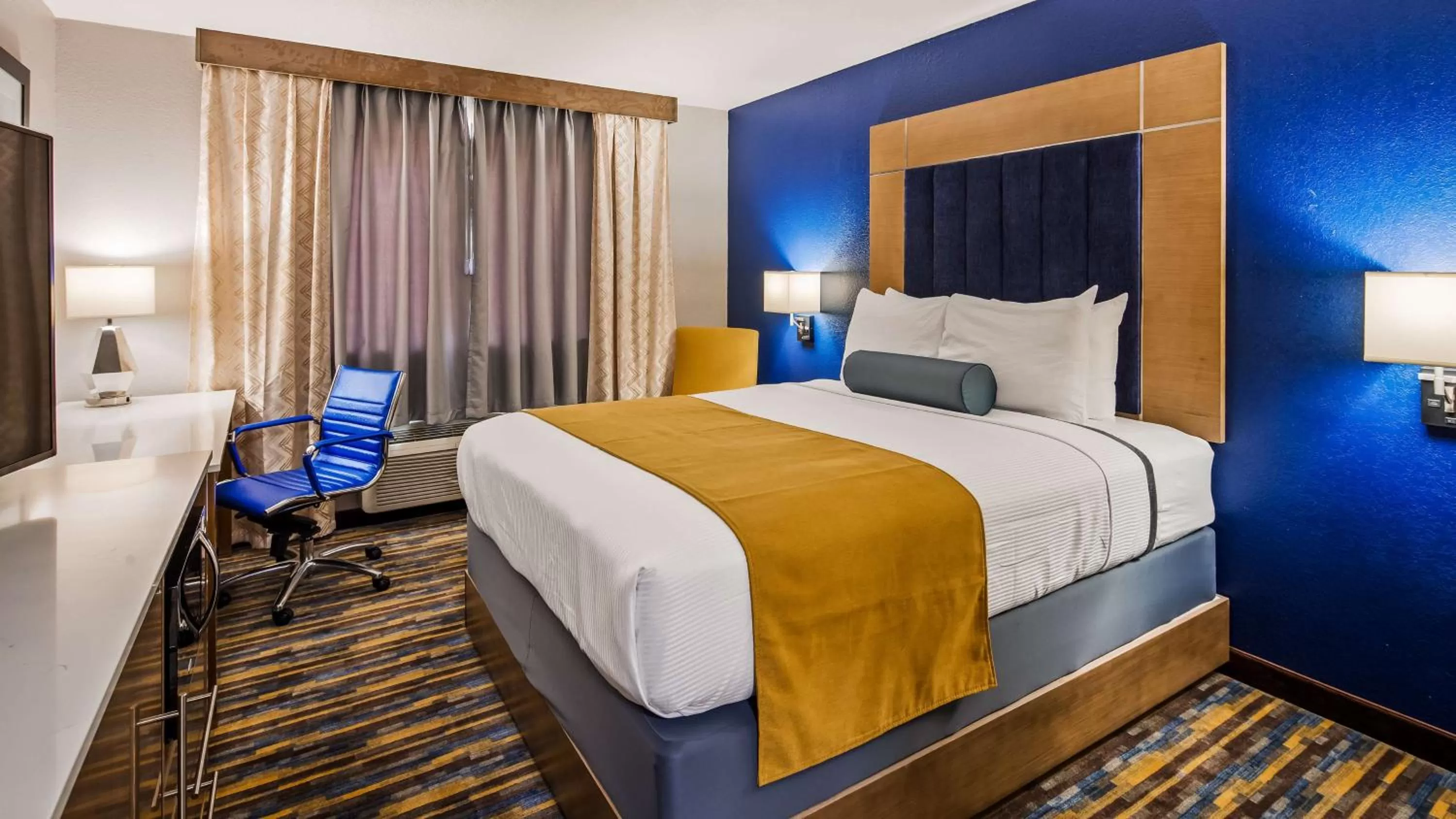 Photo of the whole room, Bed in Best Western DeWitt