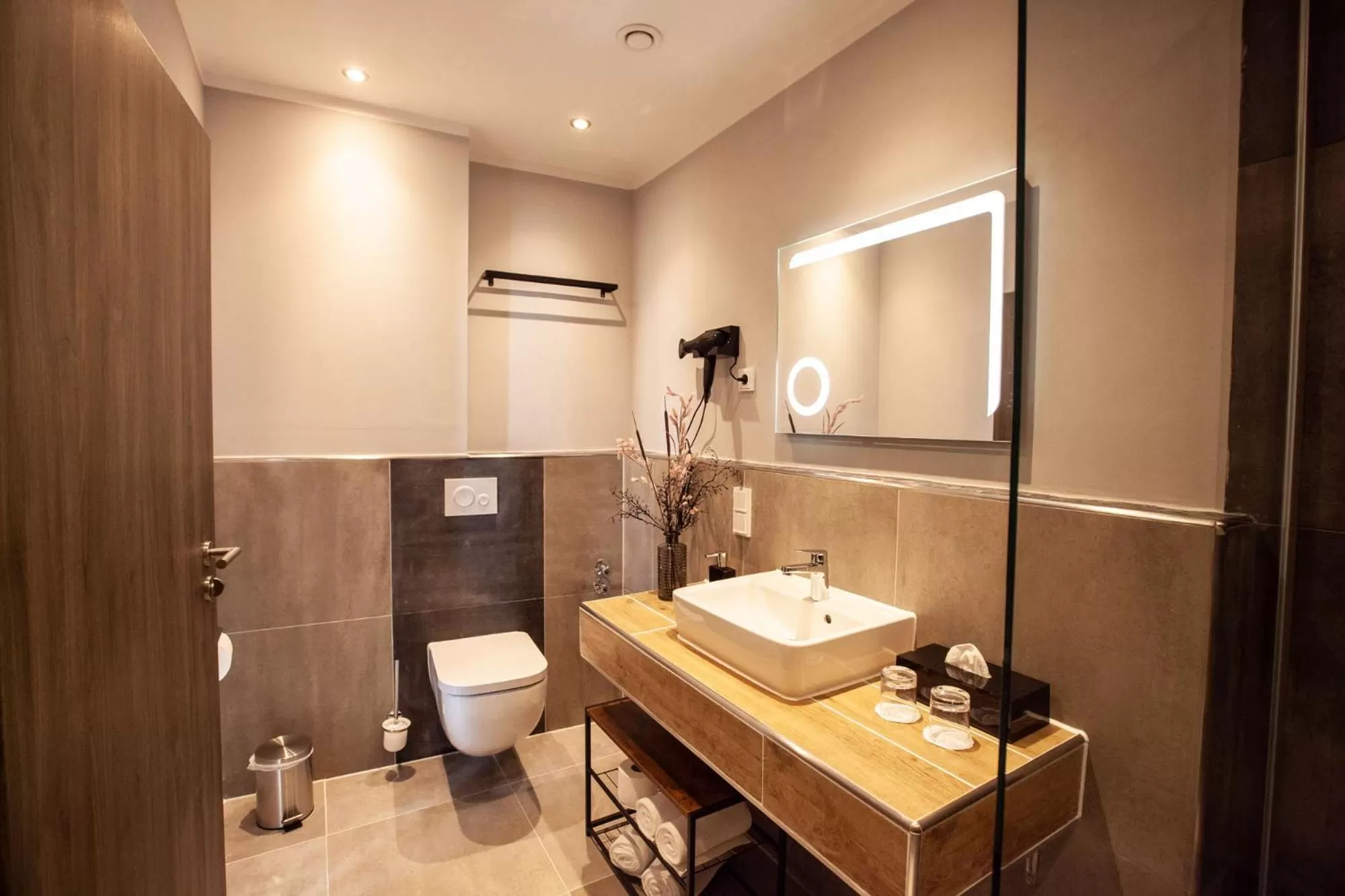 Bathroom in Elens Hotel