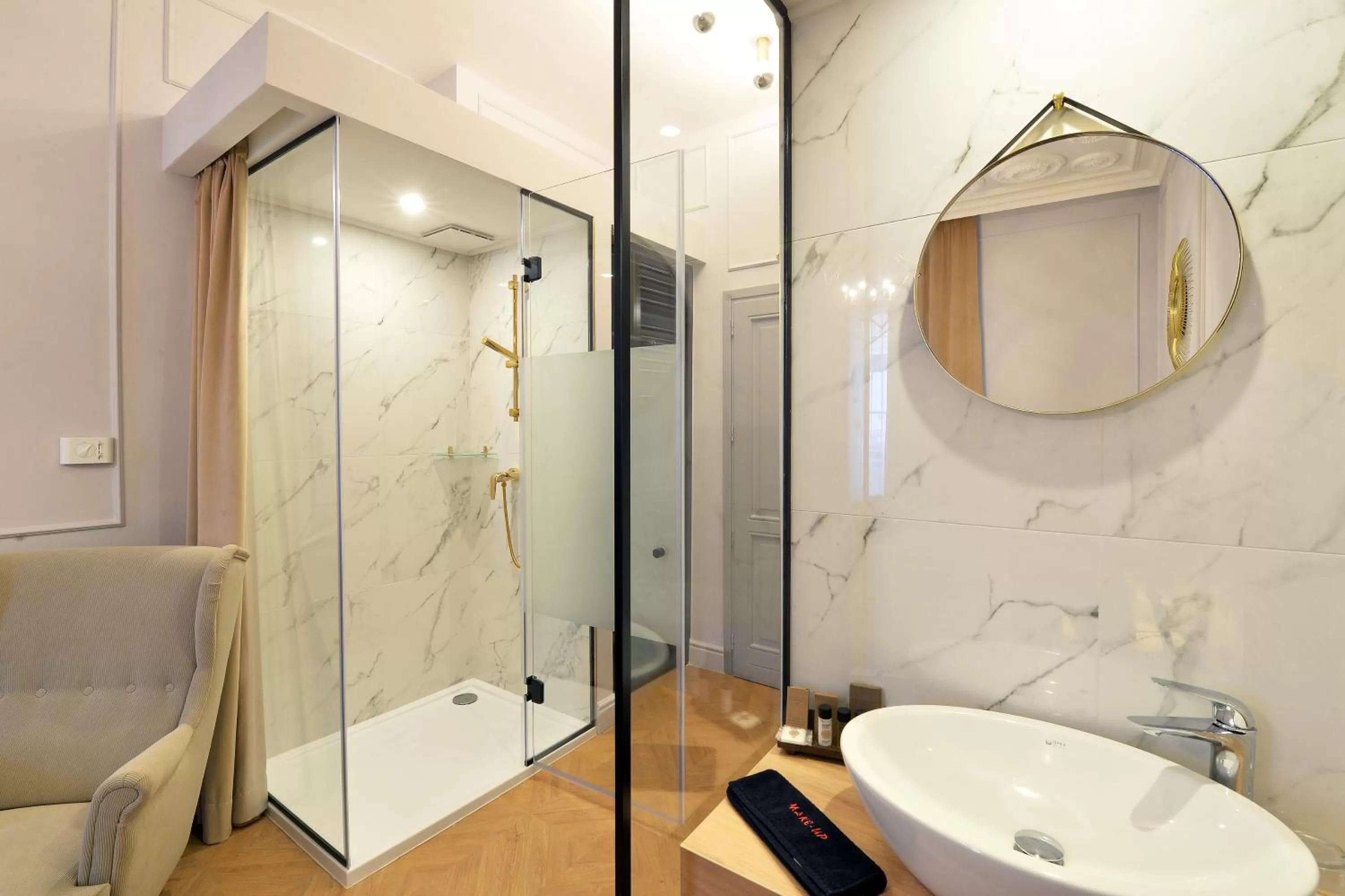 Shower in 1552 Boutique Hotel