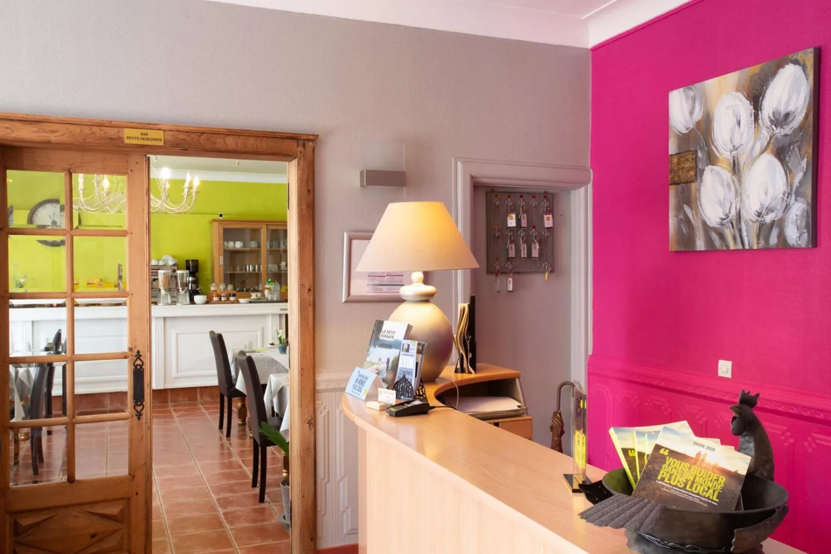 Lobby or reception in Logis Hotel L'Occitan 2 étoiles