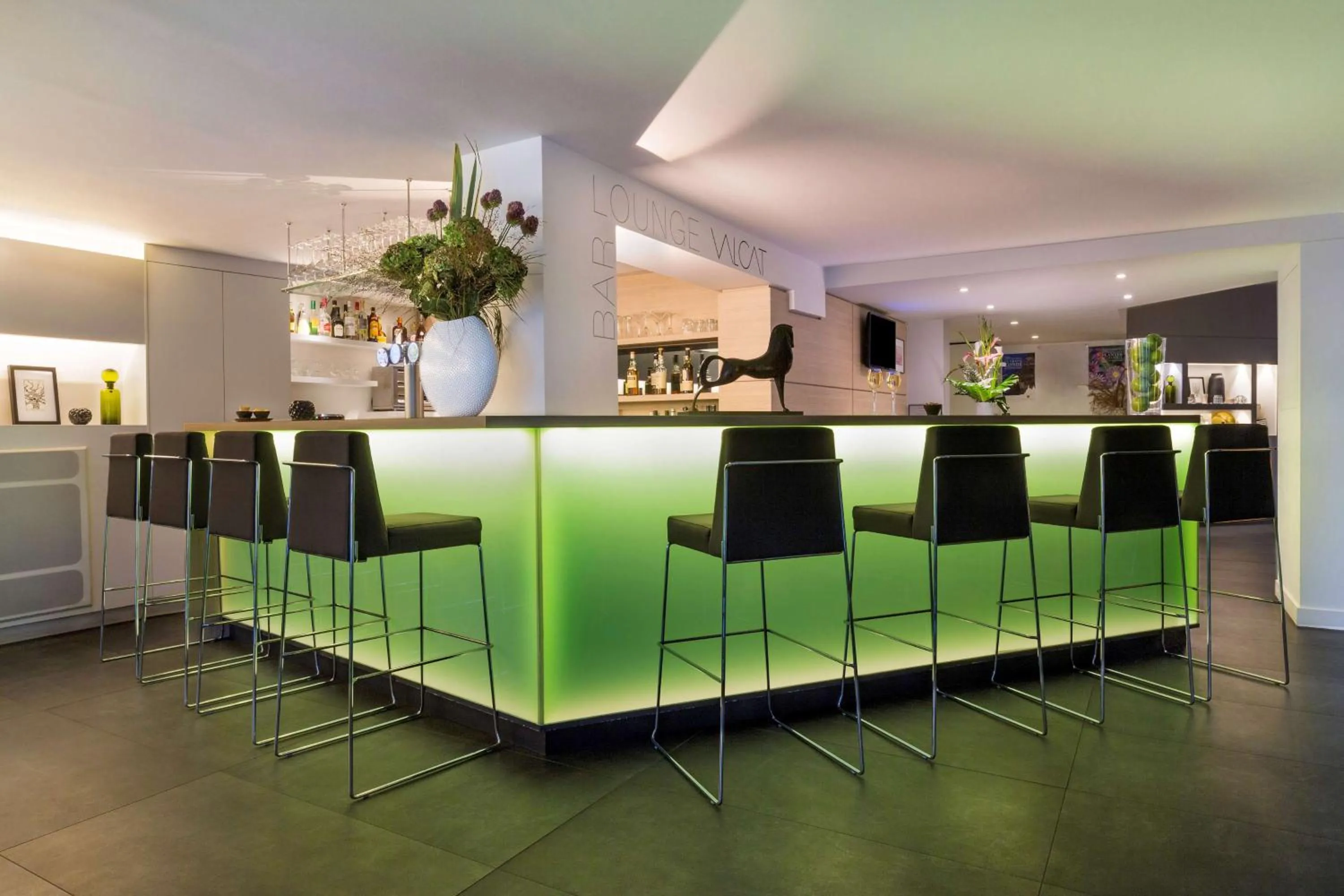 Lobby or reception in Best Western Plus Hotel Du Parc Chantilly