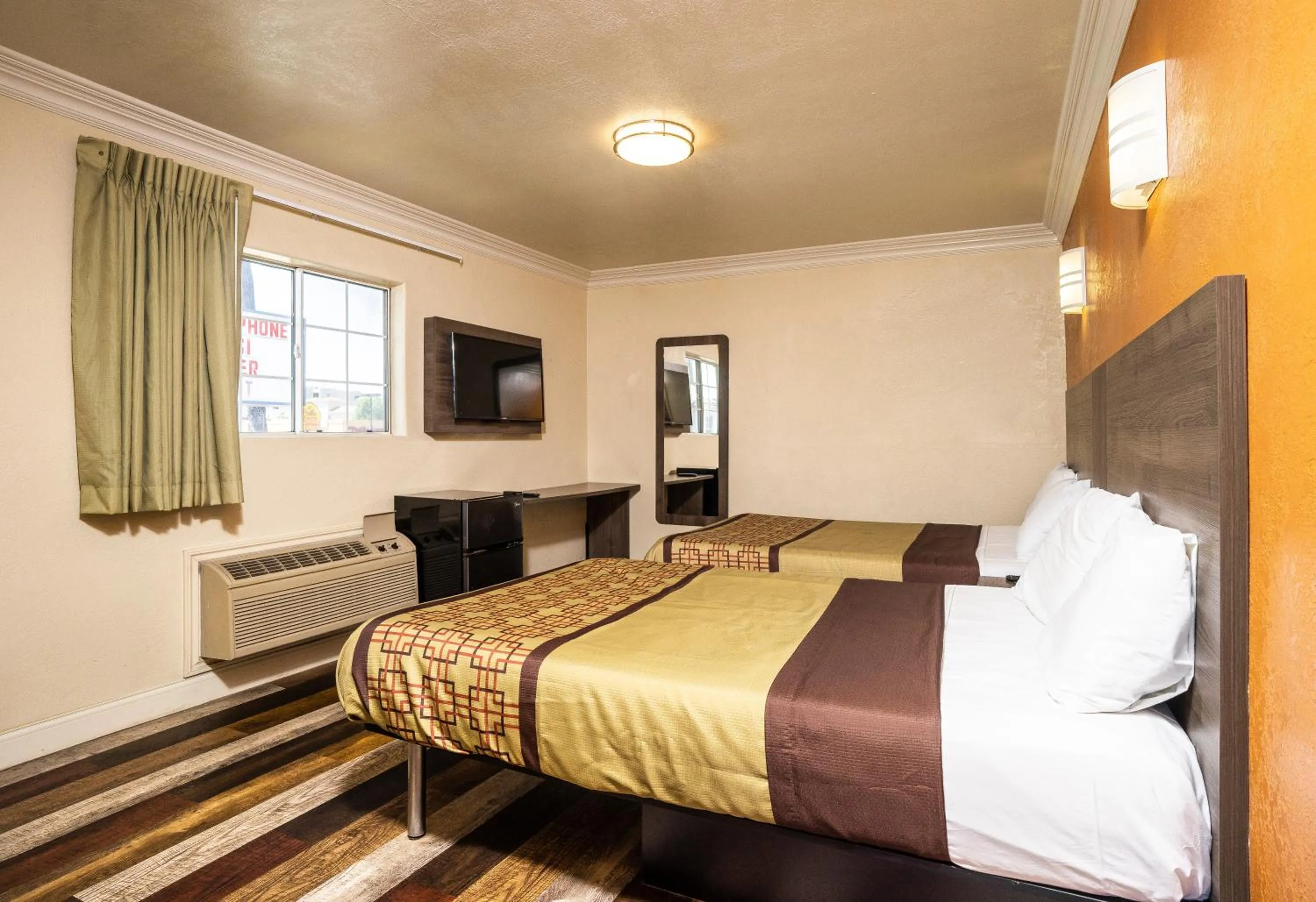 Bedroom, Bed in Economy Inn Hollywood