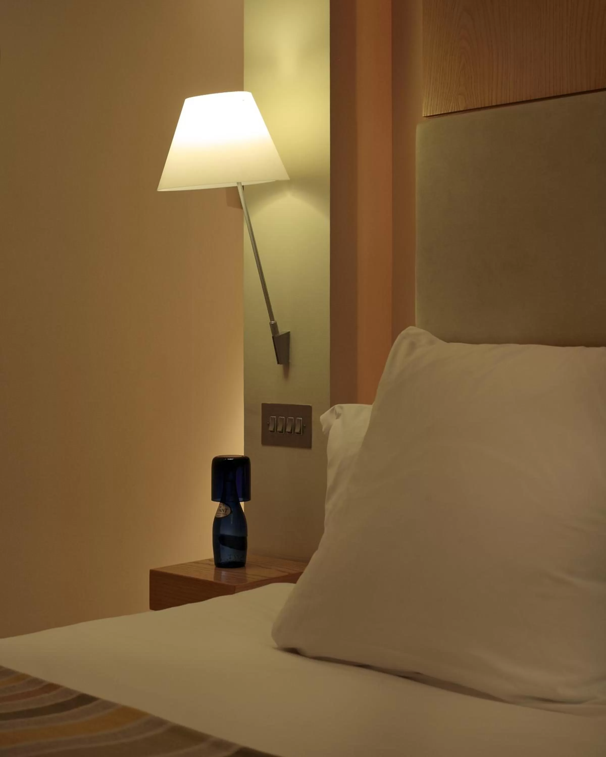 Bedroom, Bed in Sydney House Chelsea