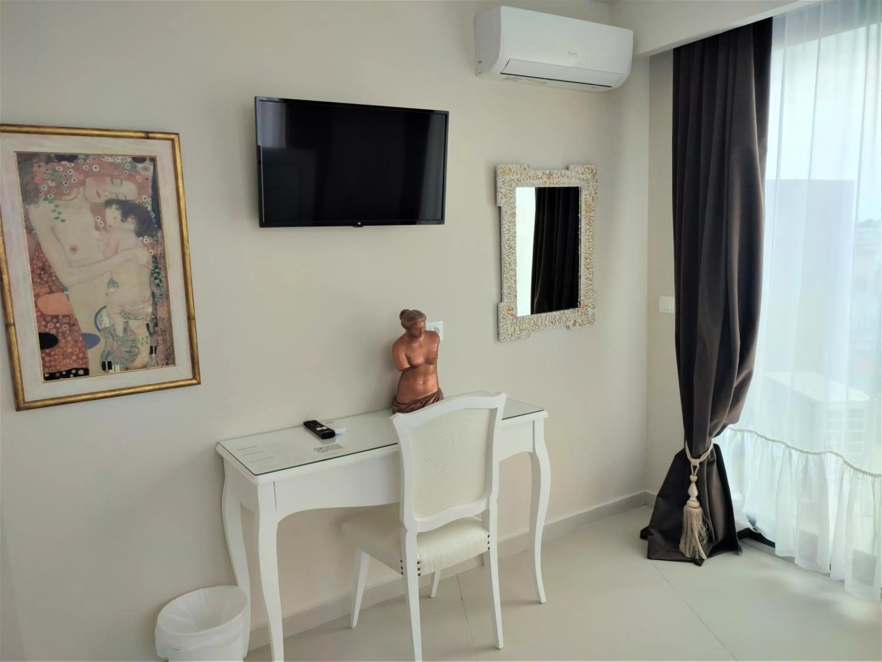 TV and multimedia in Light Blue Hotel