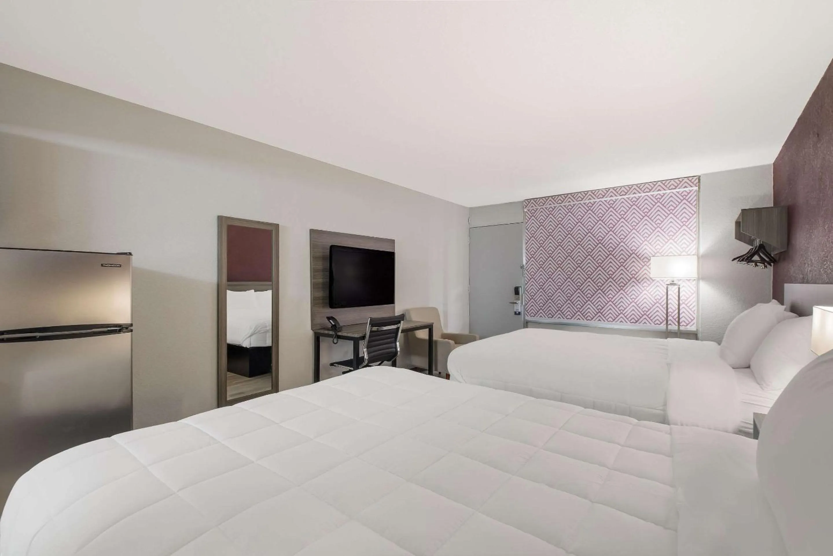 Bedroom, Bed in Suburban Studios Cleveland Central