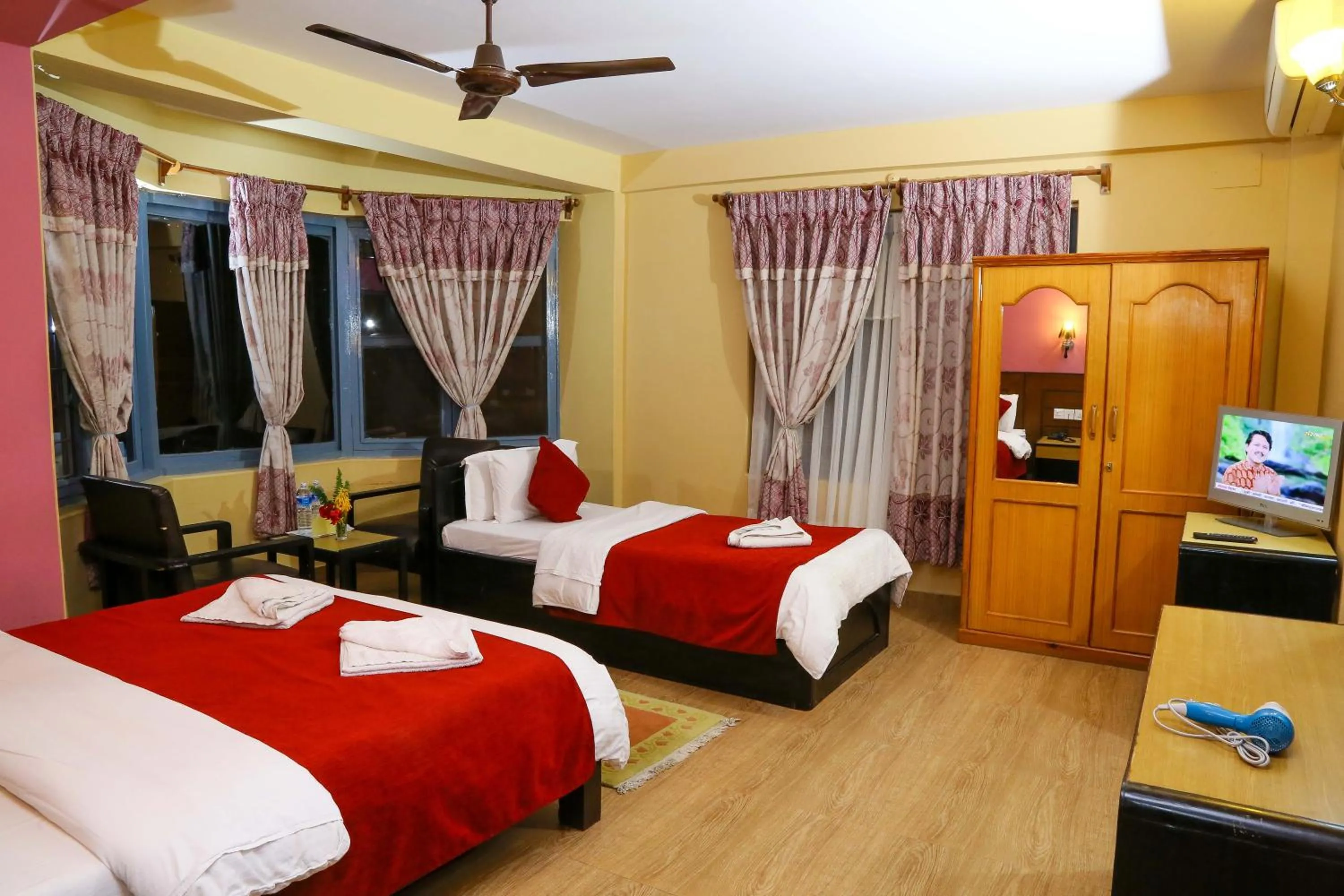 Decorative detail, Bed in Hotel Silver Oaks Inn