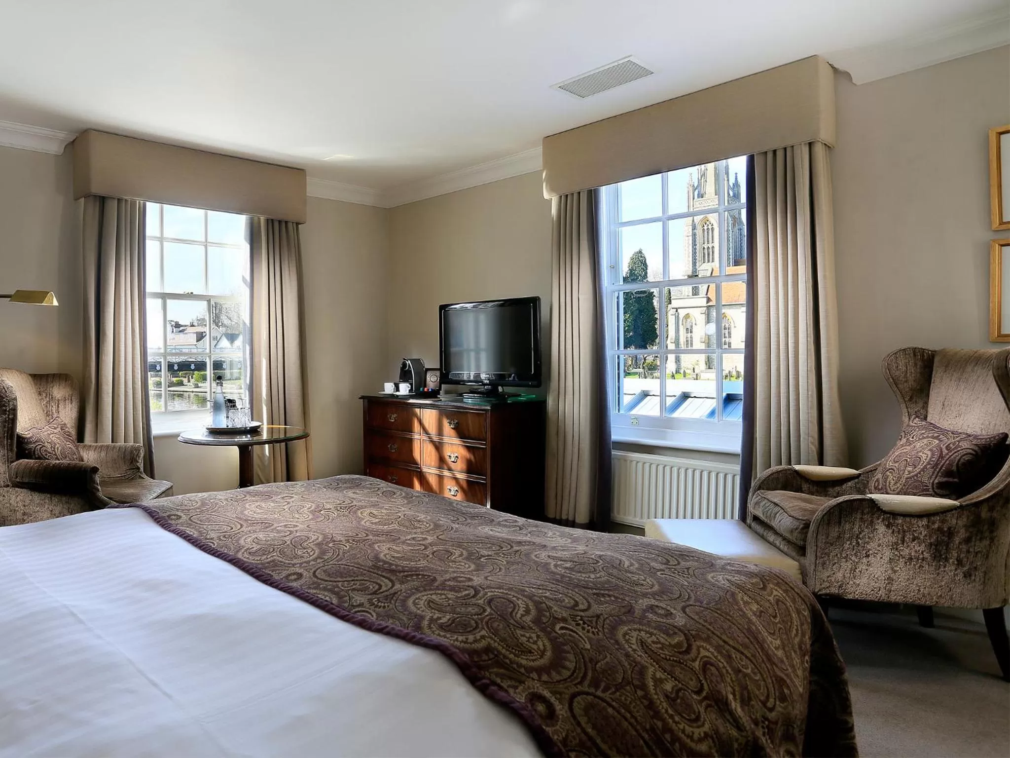Bedroom, Bed in Macdonald Compleat Angler