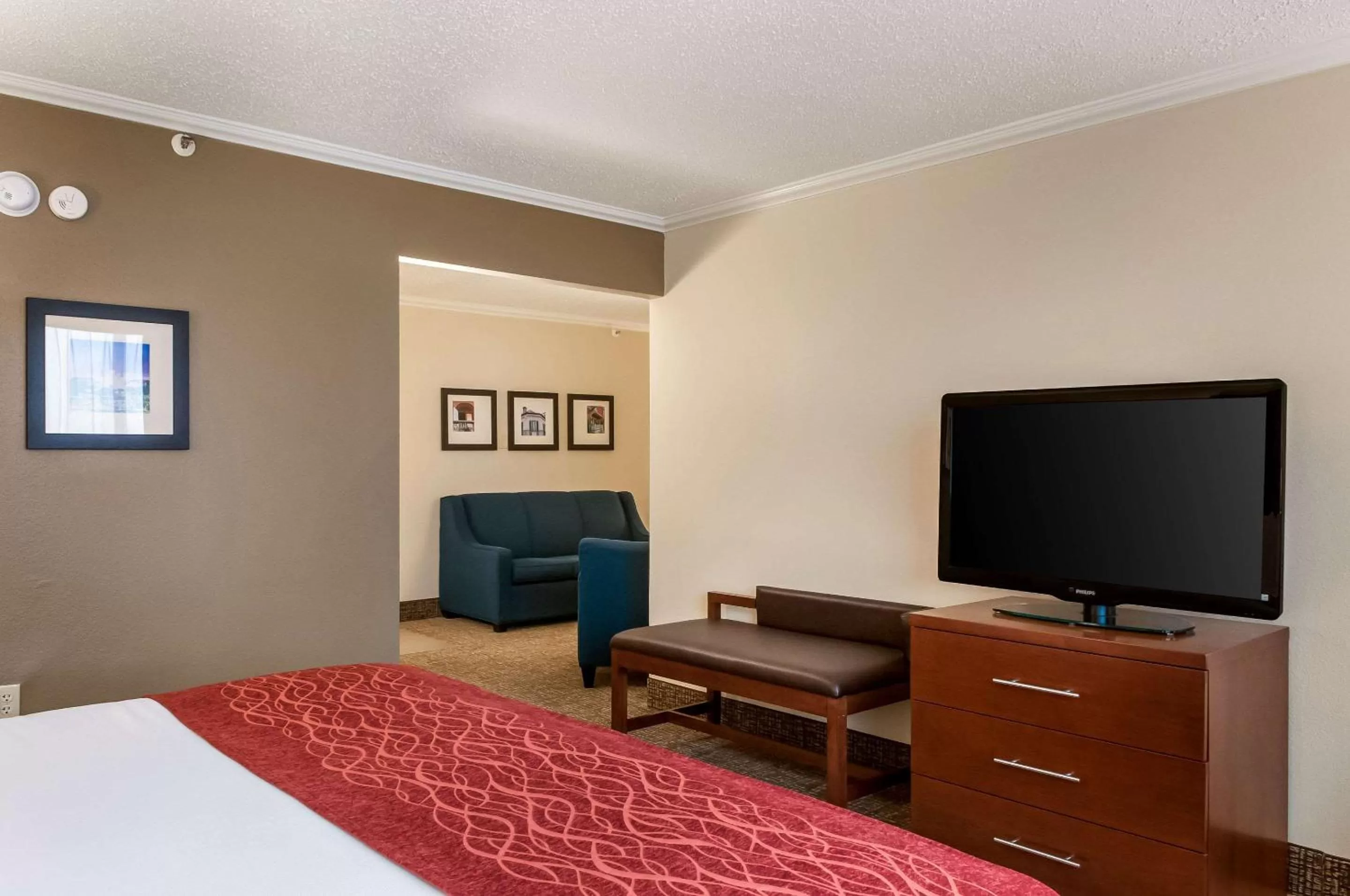 Photo of the whole room, Bed in Comfort Inn & Suites At Copeland Tower