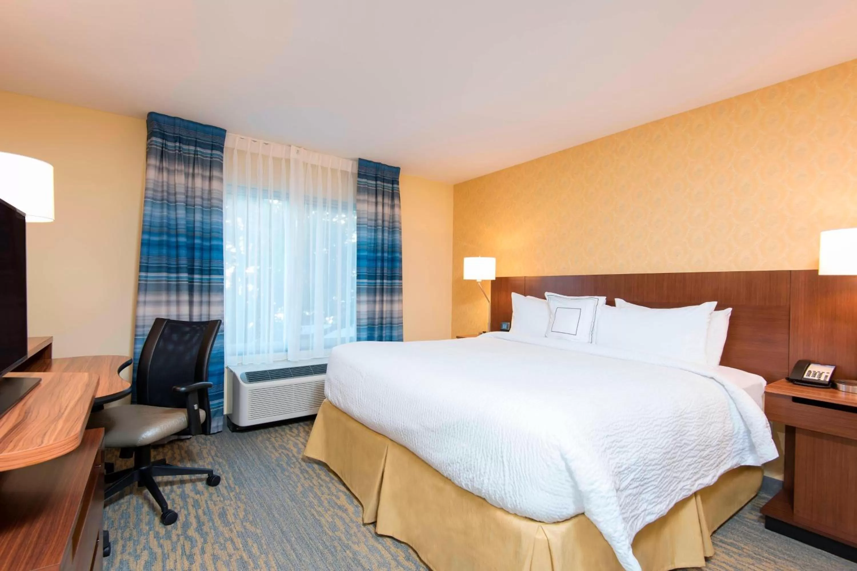 King Room with Adapted Tub - Mobility and Hearing Accessible in Fairfield Inn & Suites by Marriott Tampa Westshore/Airport