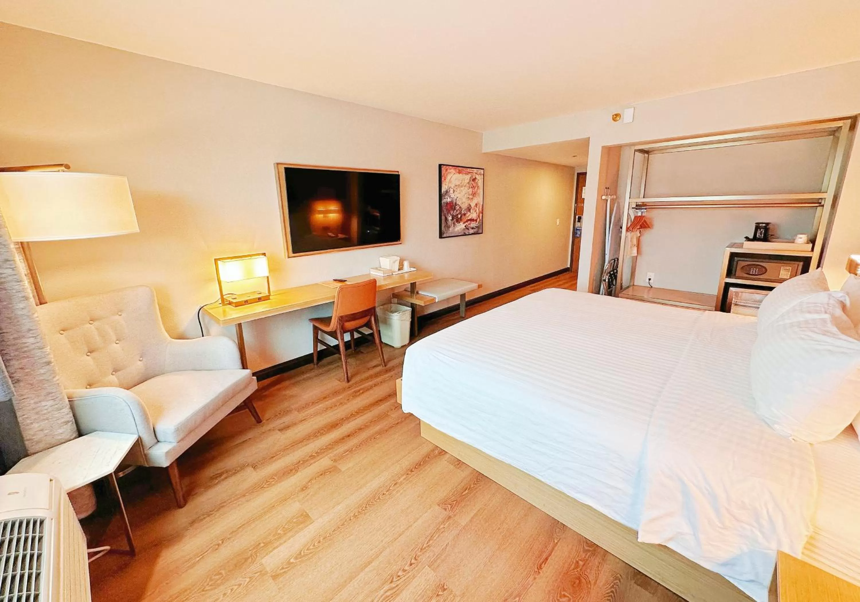 Photo of the whole room, Bed in Lincoln Hotel Monterey Park Los Angeles