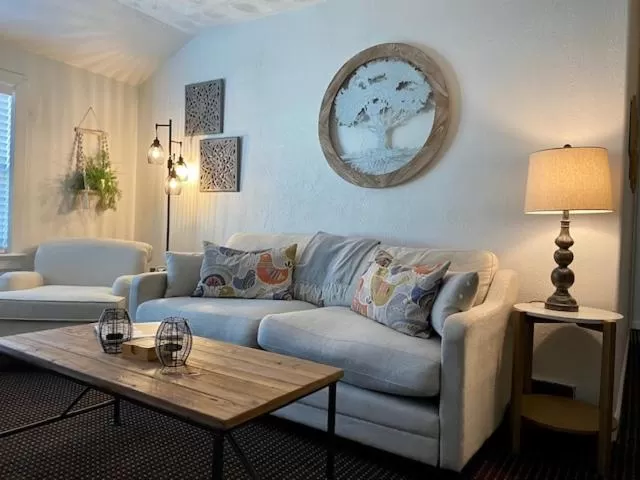 Living room, Seating Area in Moose Creek Lodge & Suites