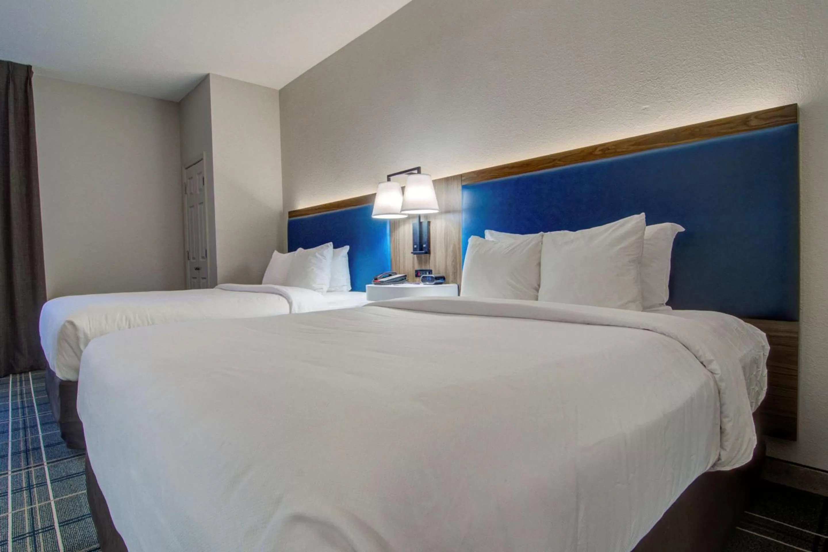 Bedroom, Bed in Comfort Suites Newport News Airport