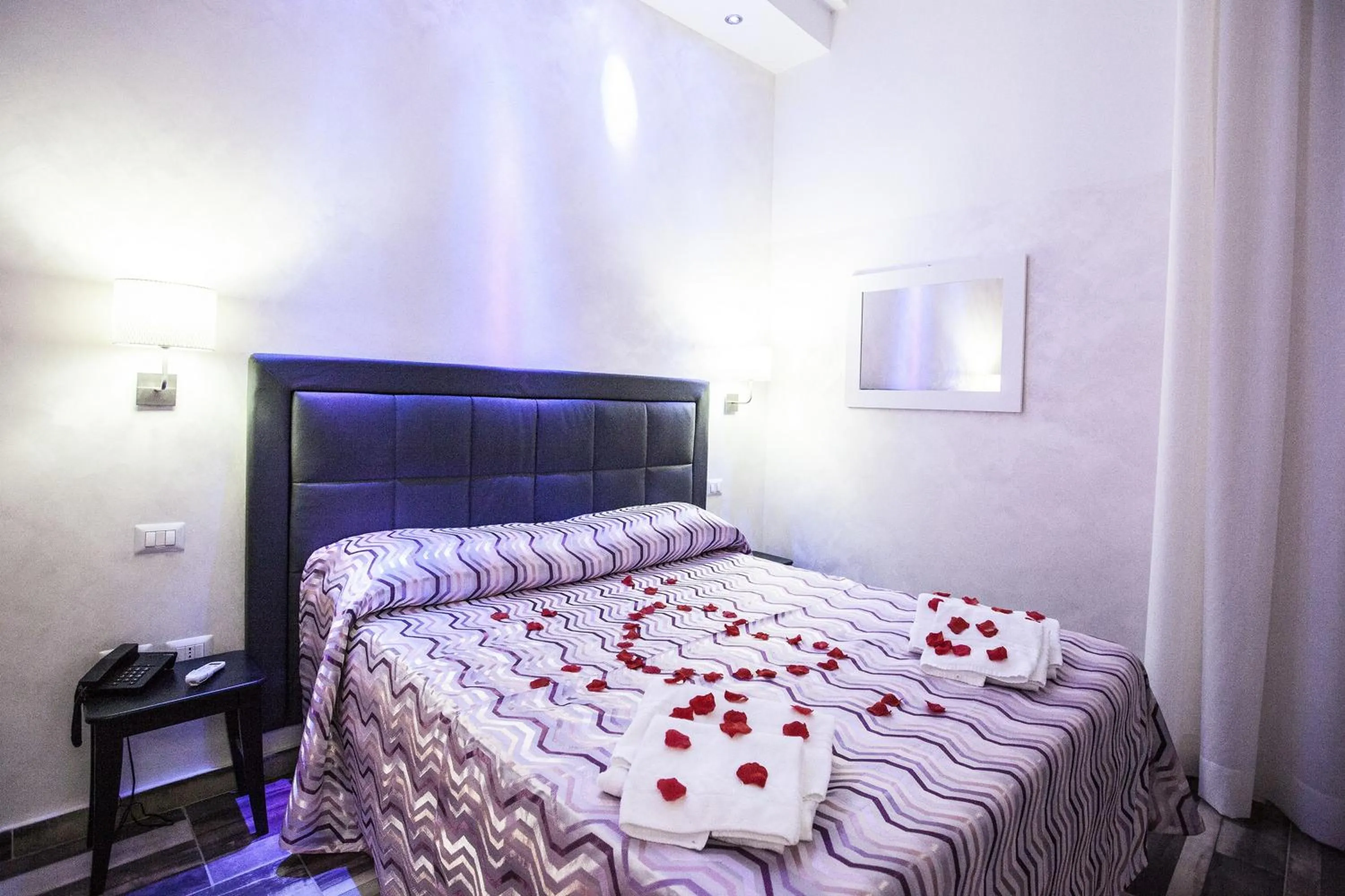 Photo of the whole room, Bed in Napoli Garibaldi Square