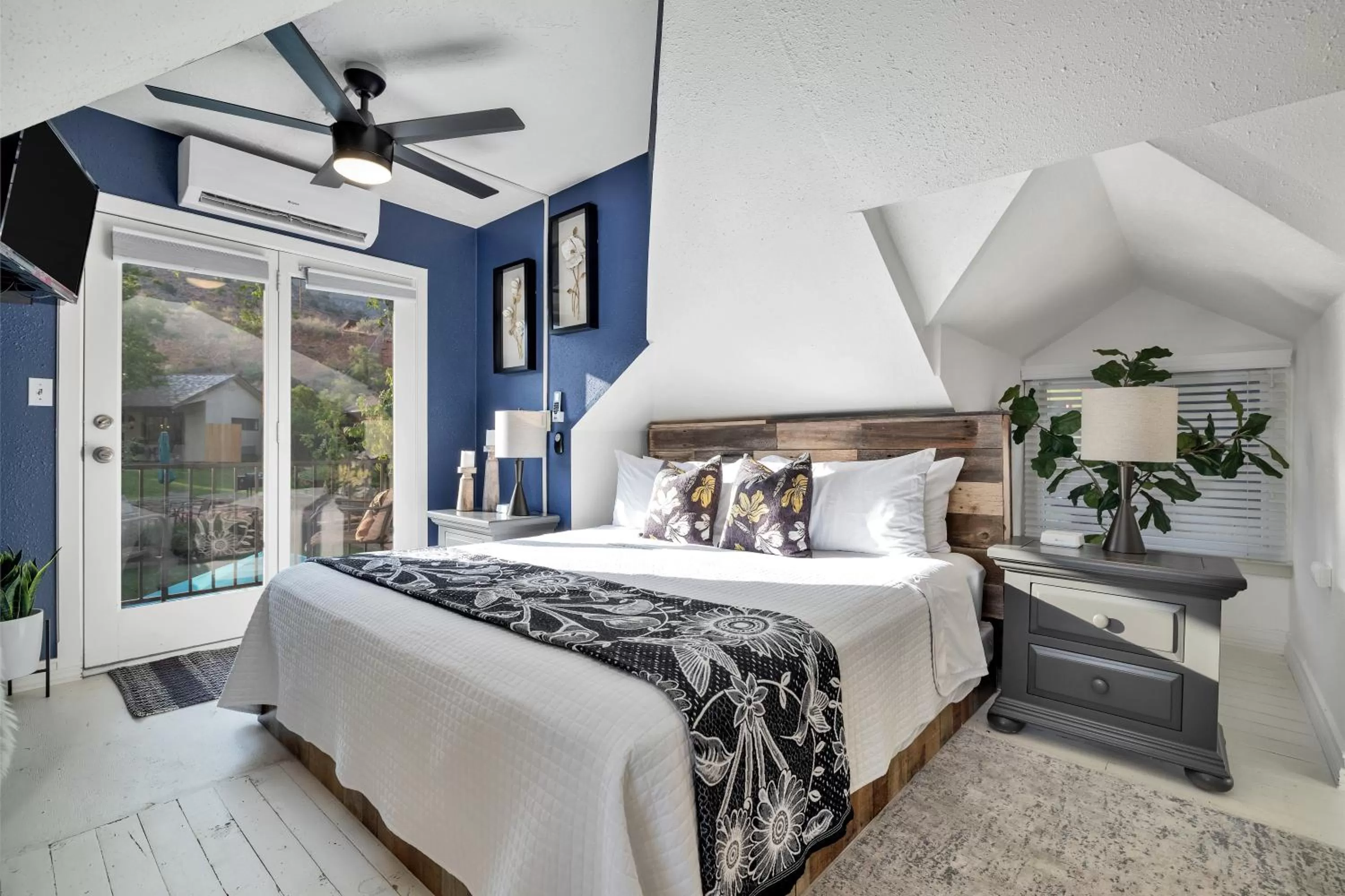Bedroom, Bed in Red Rock Inn Cottages