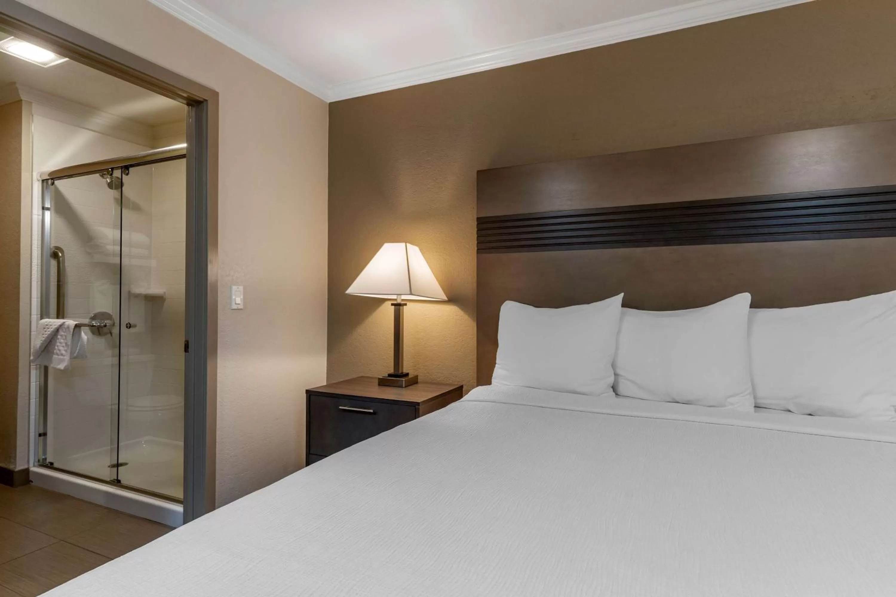 Bedroom, Bed in Best Western Silicon Valley Inn