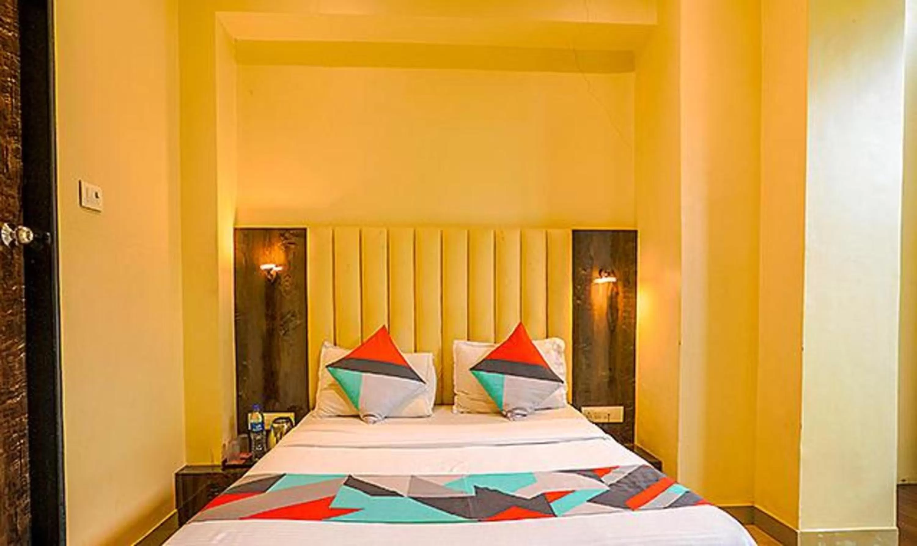 Bed in FabExpress Gateway Inn