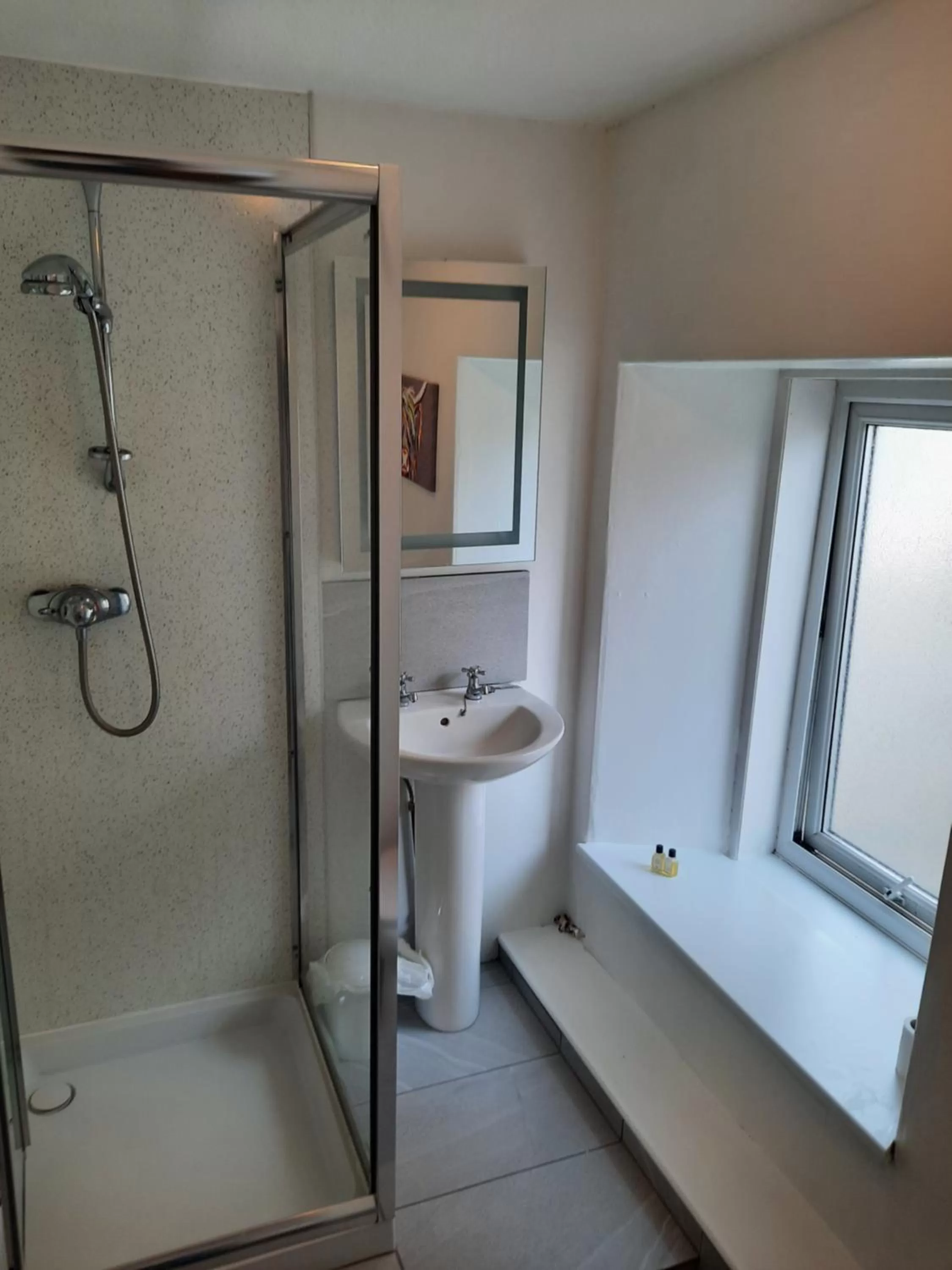 Bathroom in Jacobite Rose