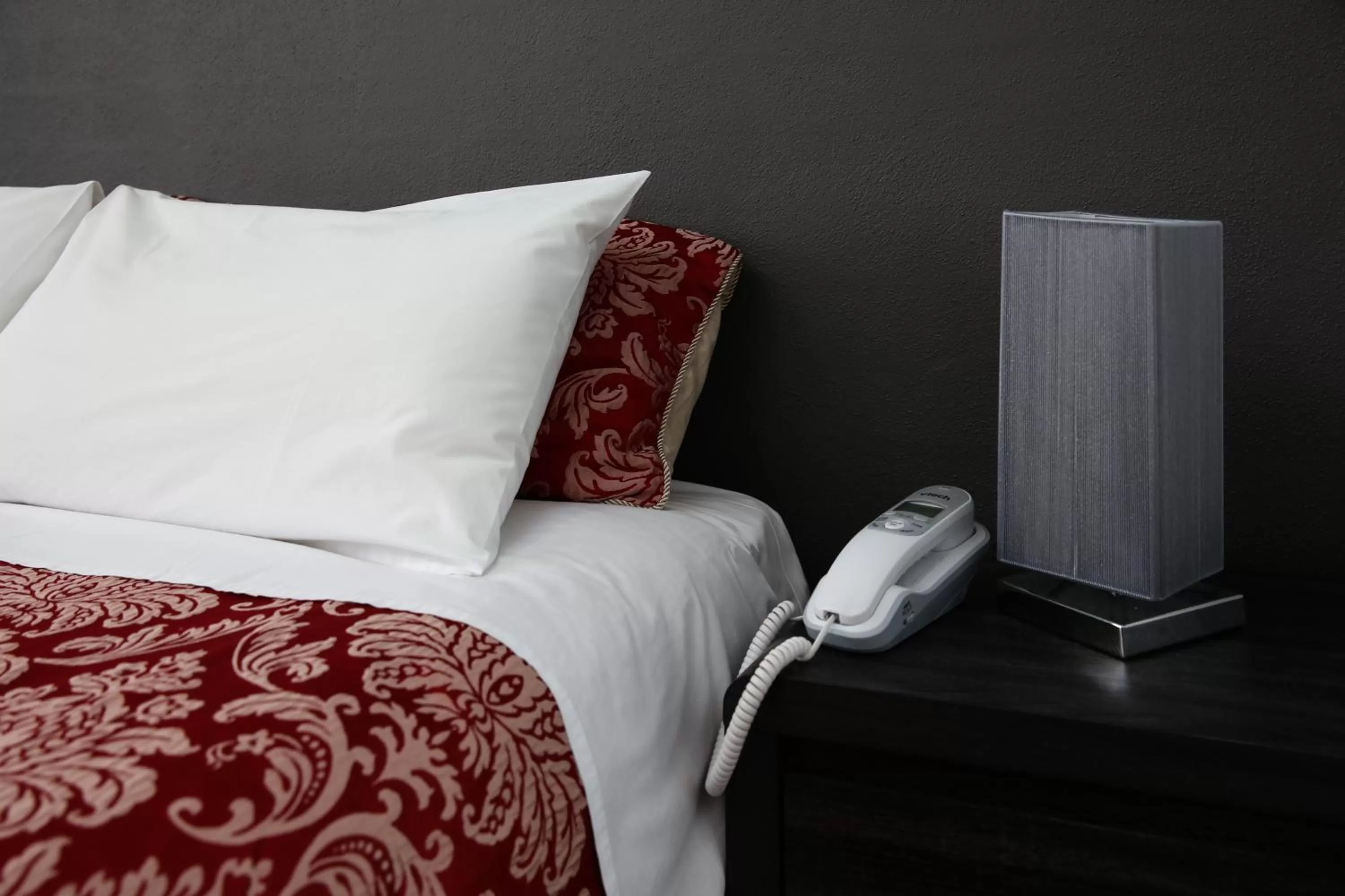 Photo of the whole room, Bed in White Manor Motel