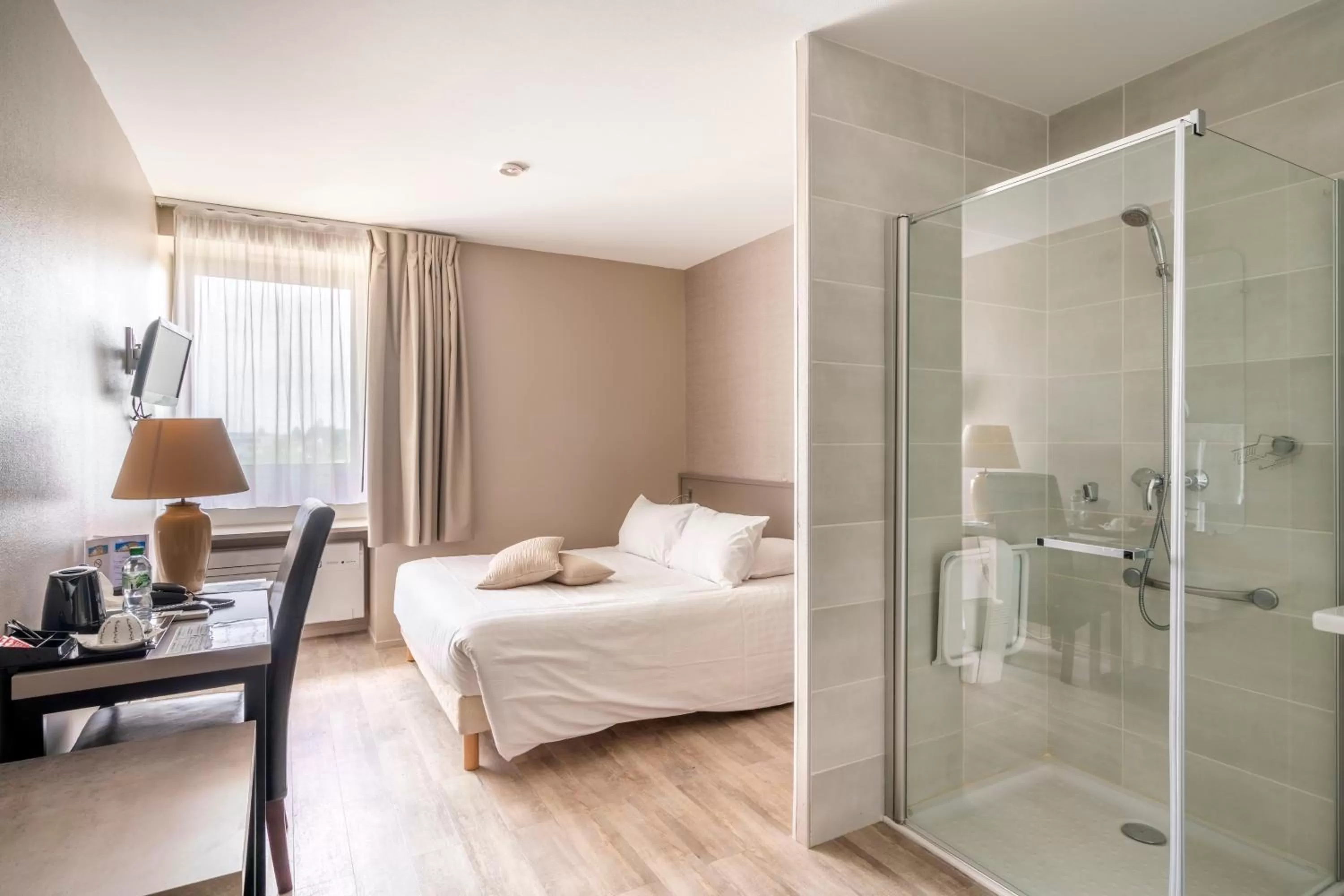 Shower, Bed in Cit'Hotel LA PYRAMIDE
