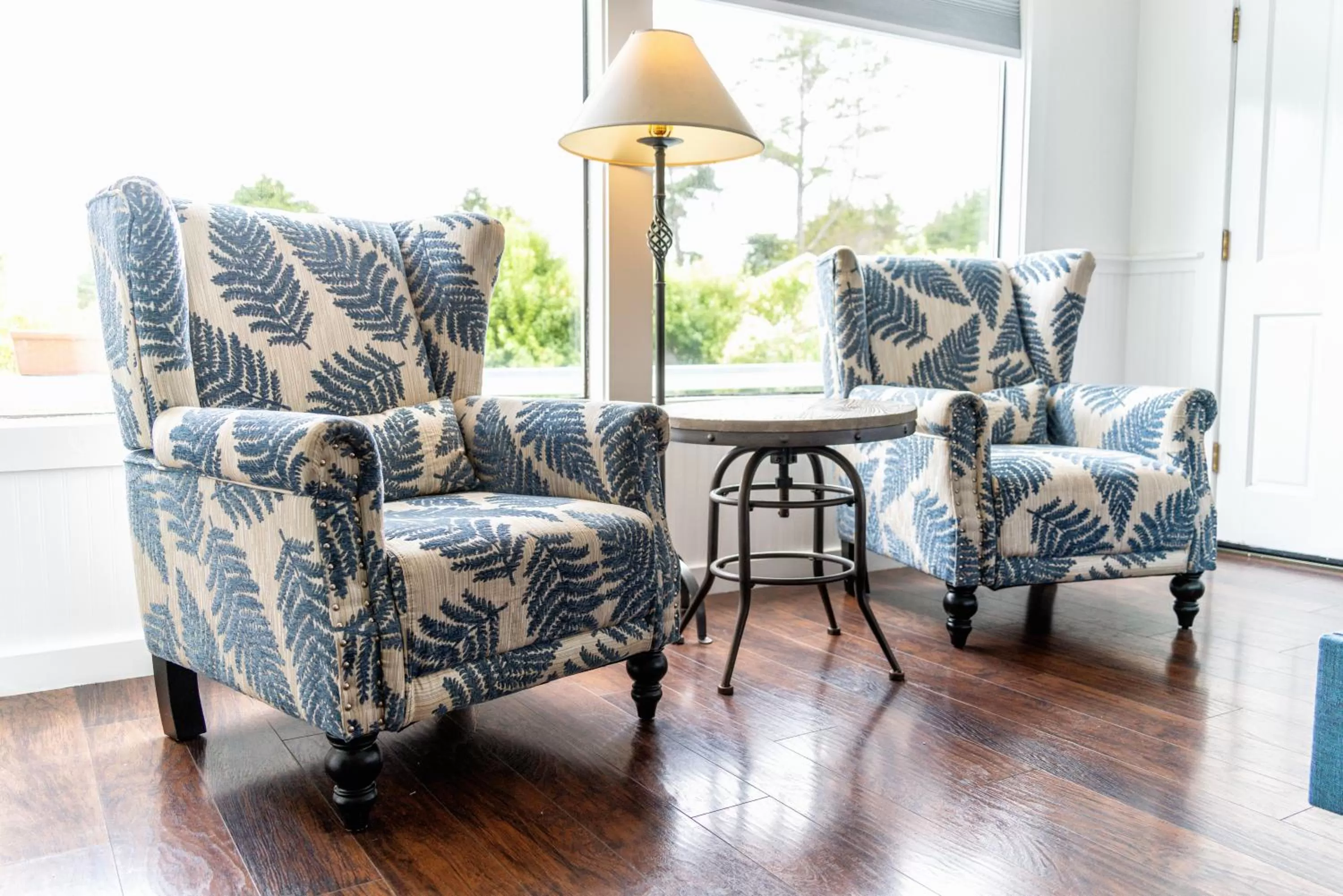 Living room in Agate Cove Inn