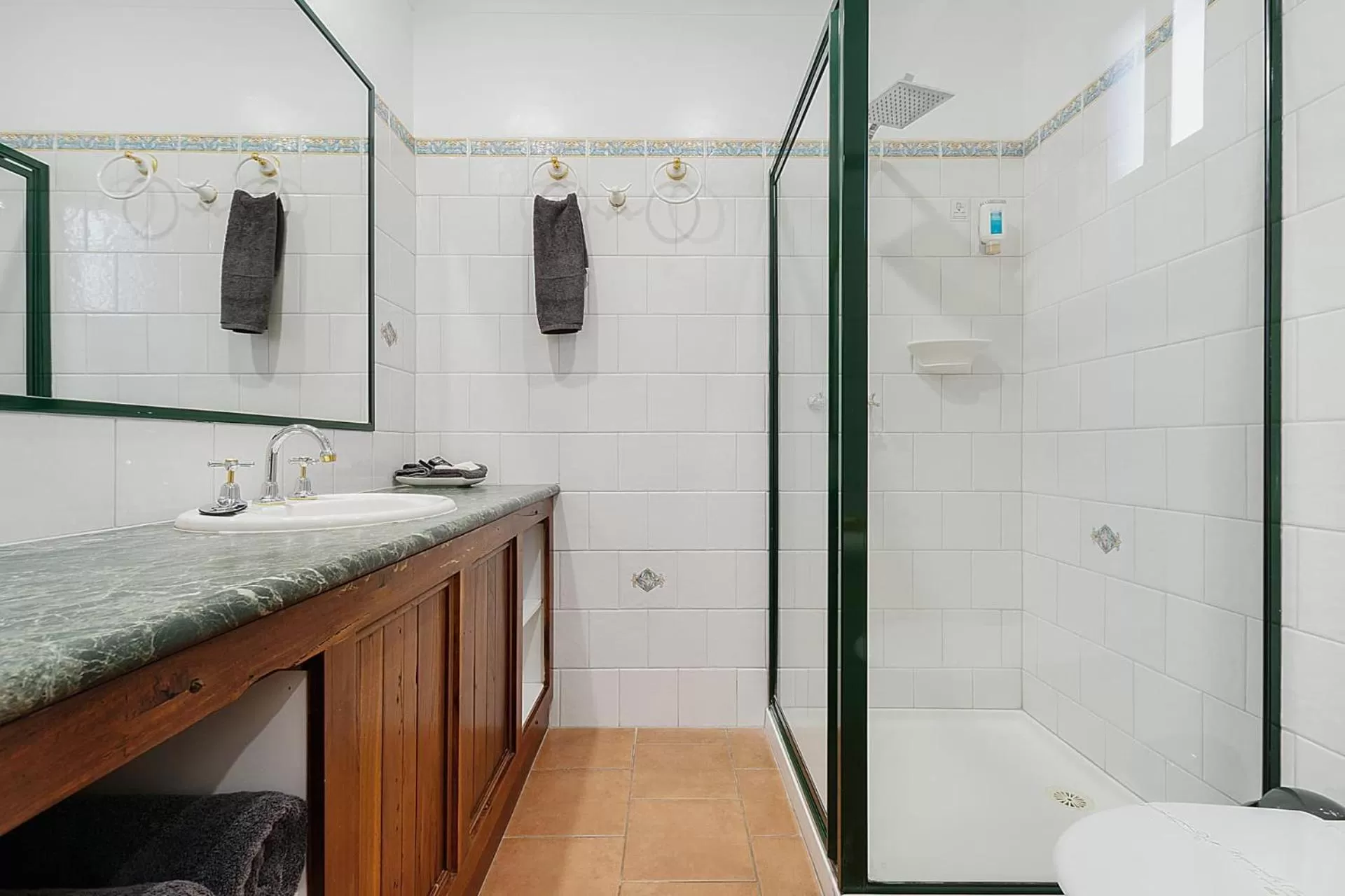 Bathroom in Georgian Motor Lodge