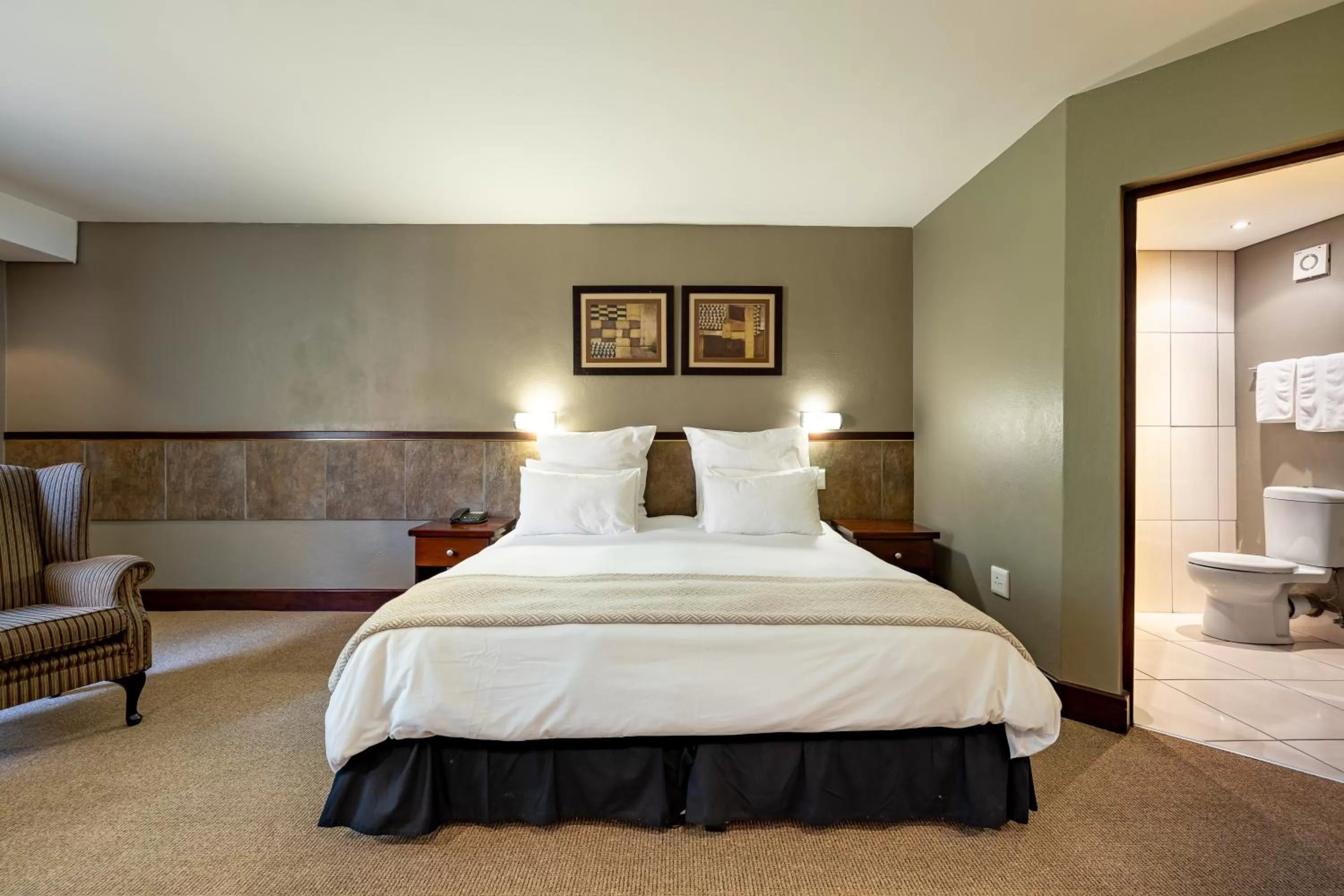 Bed in African Sky Hotels - Pine Lake Inn