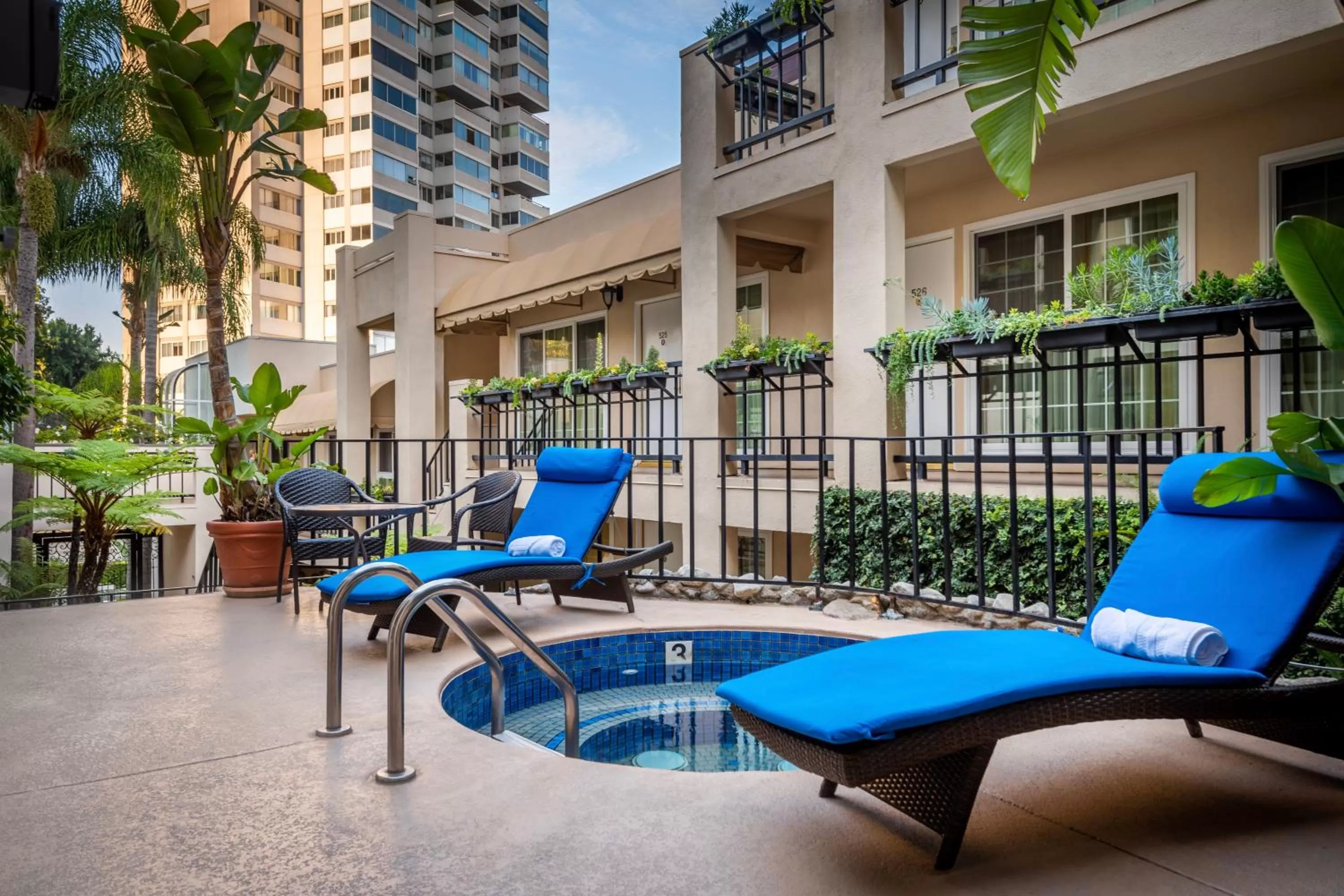 Hot Tub in Beverly Hills Plaza Hotel & Spa
