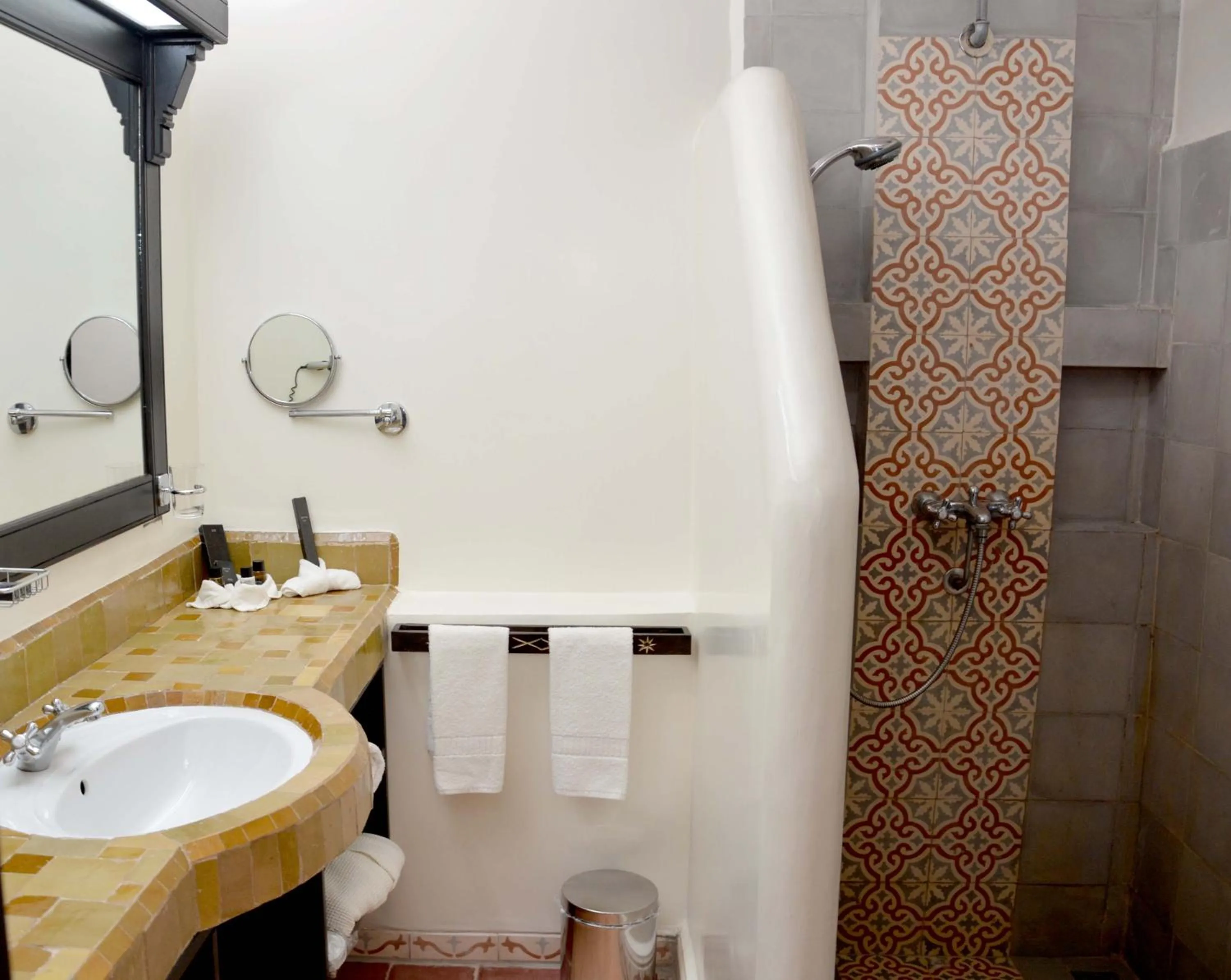 Shower in Borjs Hotel Suites & Spa