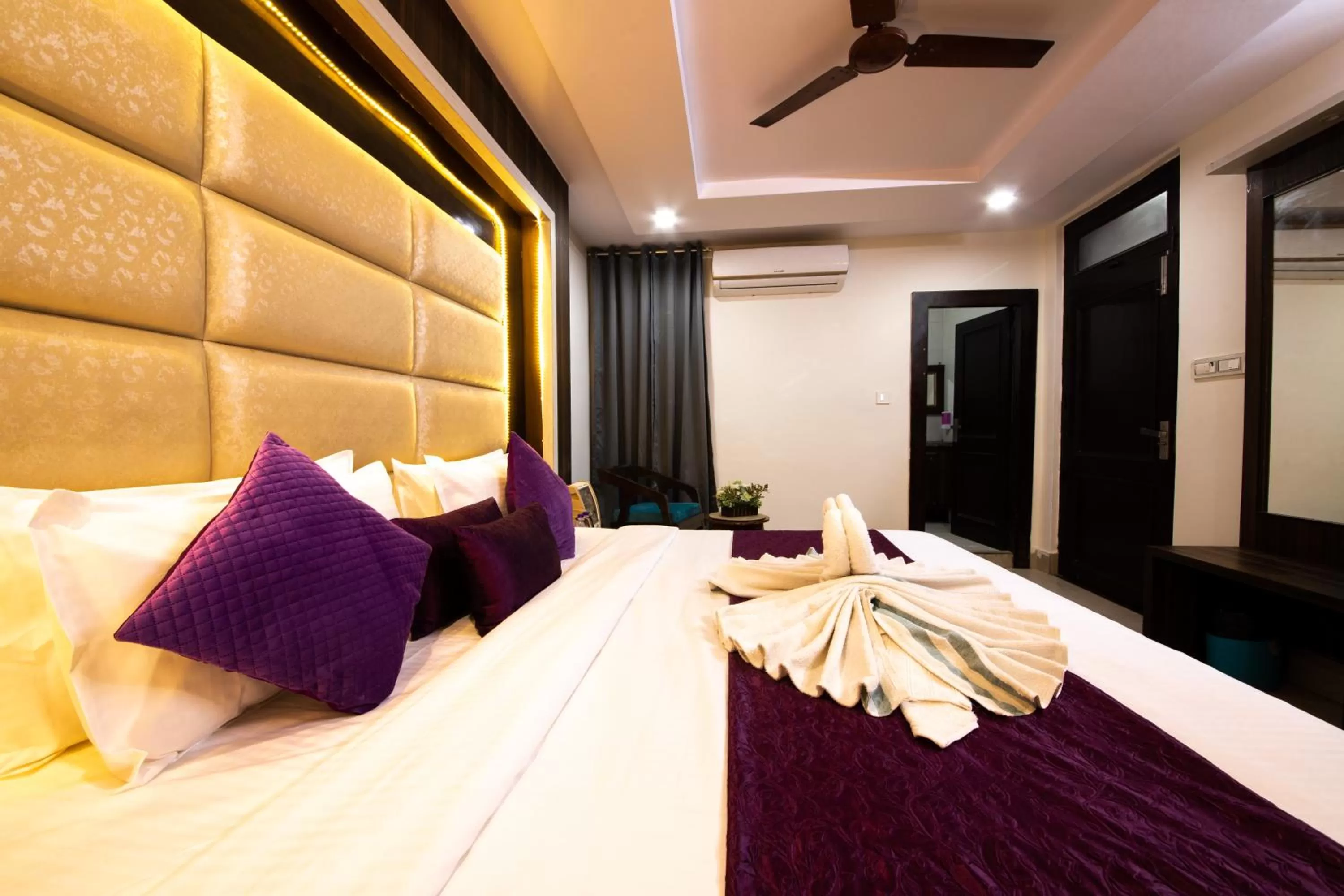 Bed in Grey Castle - Hotel Near Haridwar Railway station