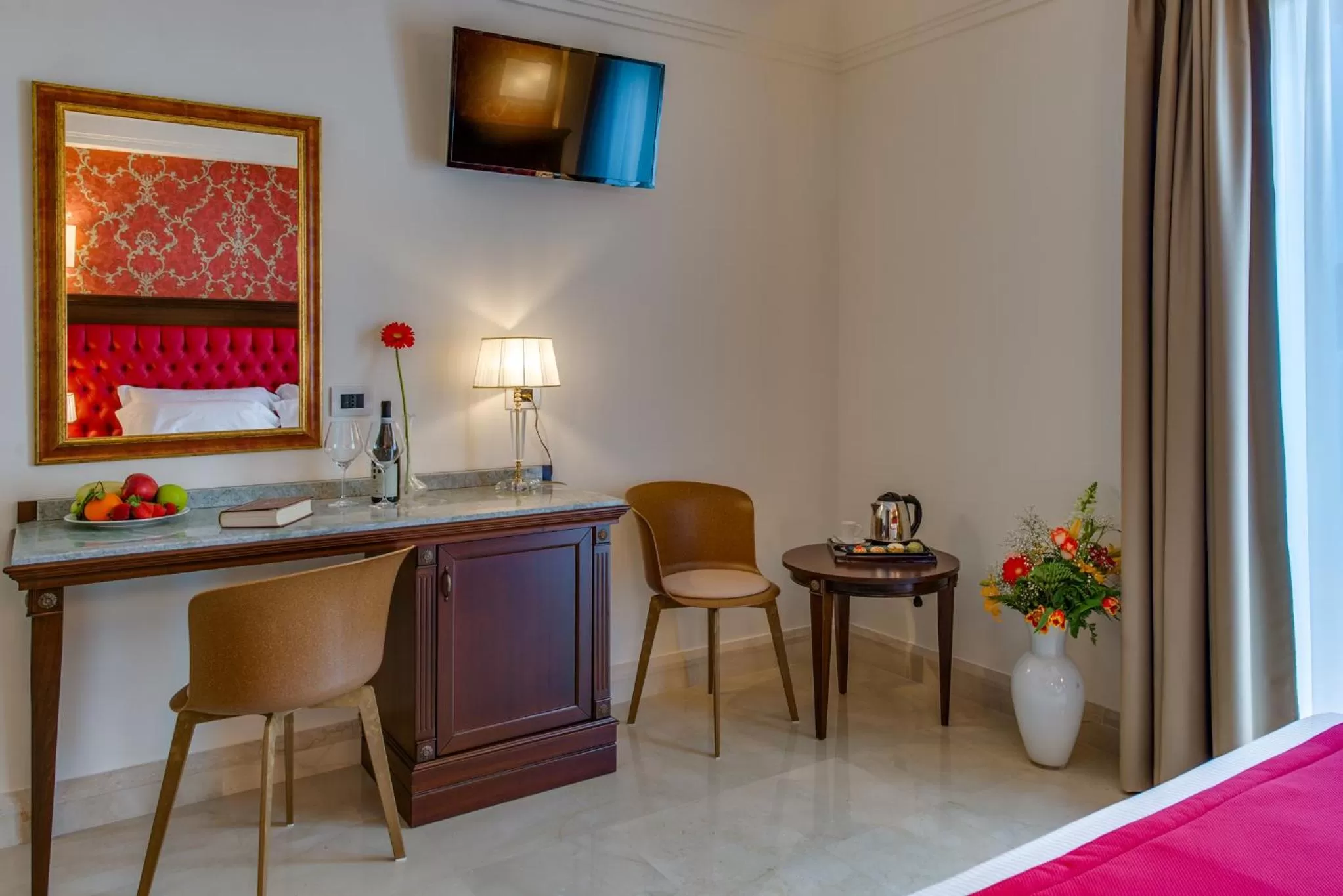 TV and multimedia in La Paloma Blanca Hotel