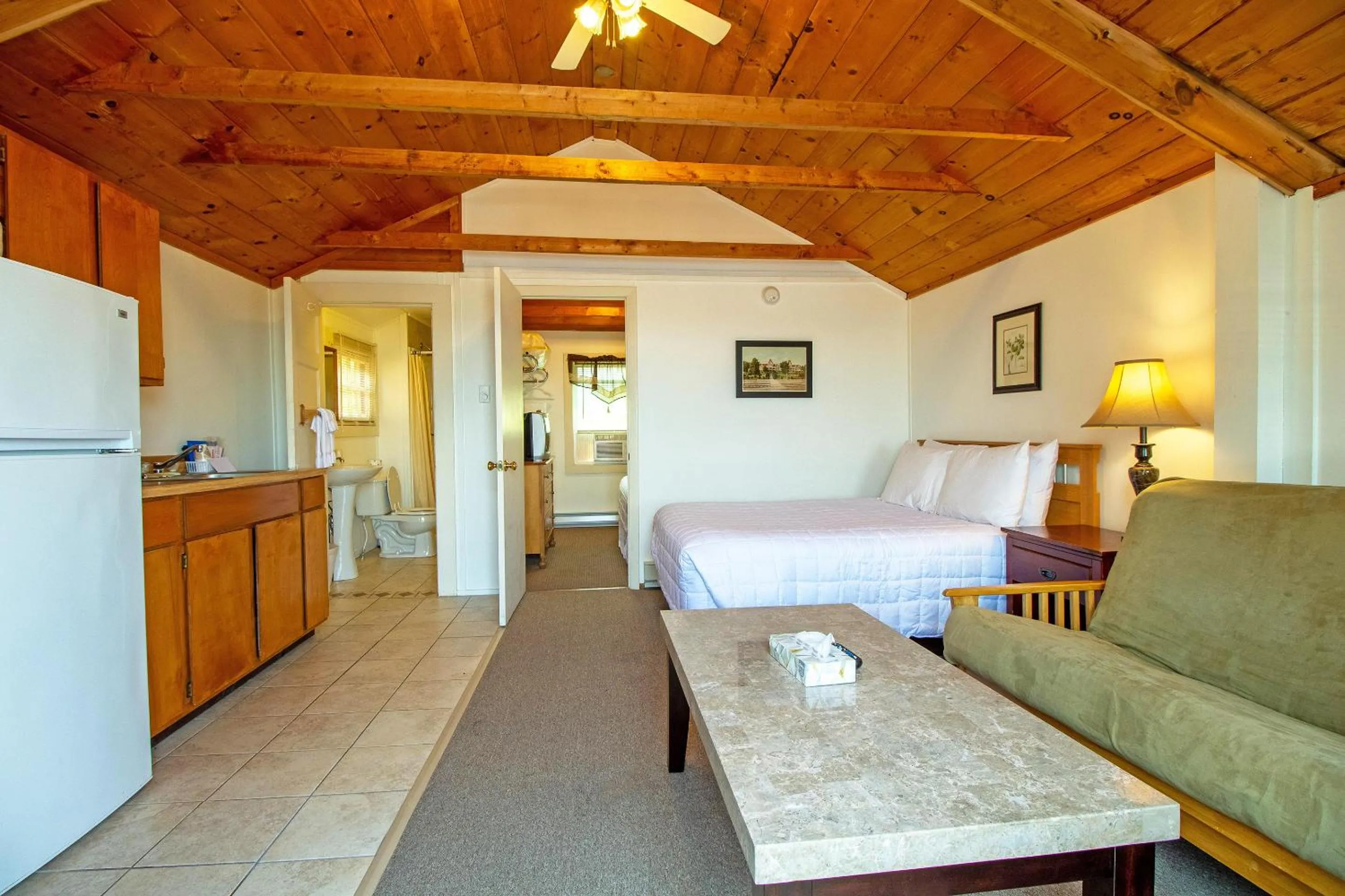 Photo of the whole room, Bed in Half Moon Motel & Cottages