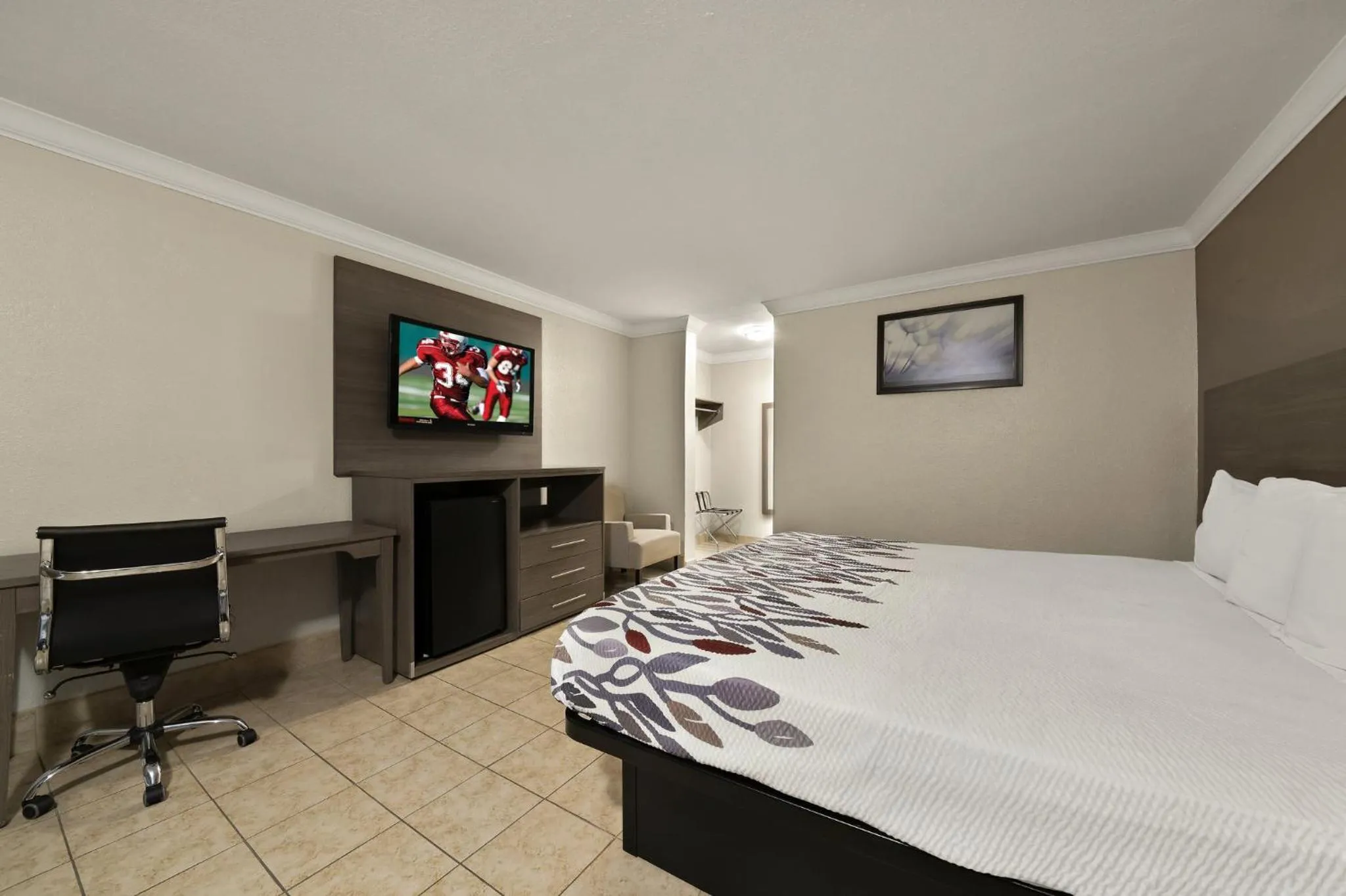 Photo of the whole room, Bed in Red Roof Inn Los Angeles - Bellflower