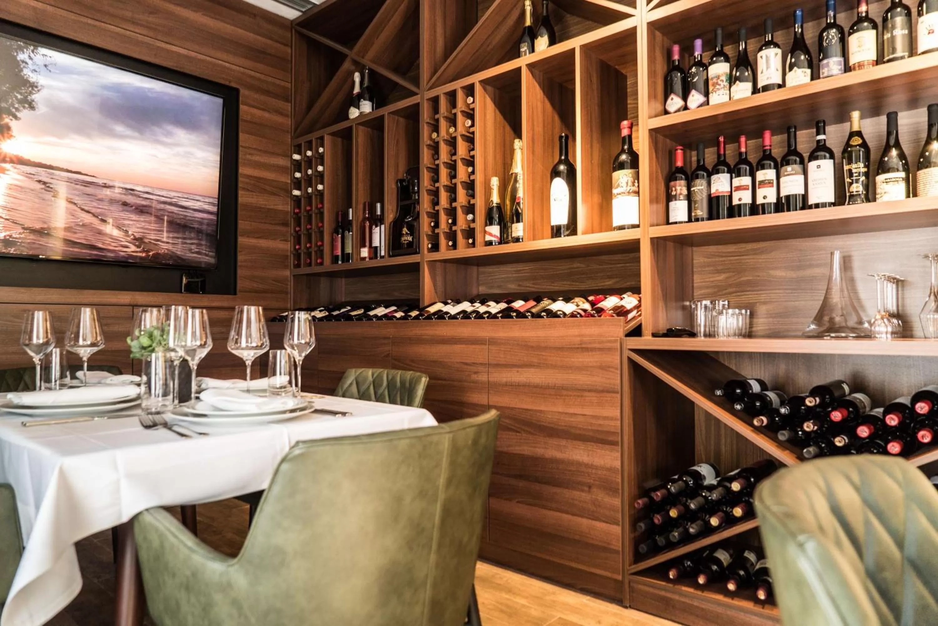 Restaurant/places to eat in Best Western Premier Natalija Residence