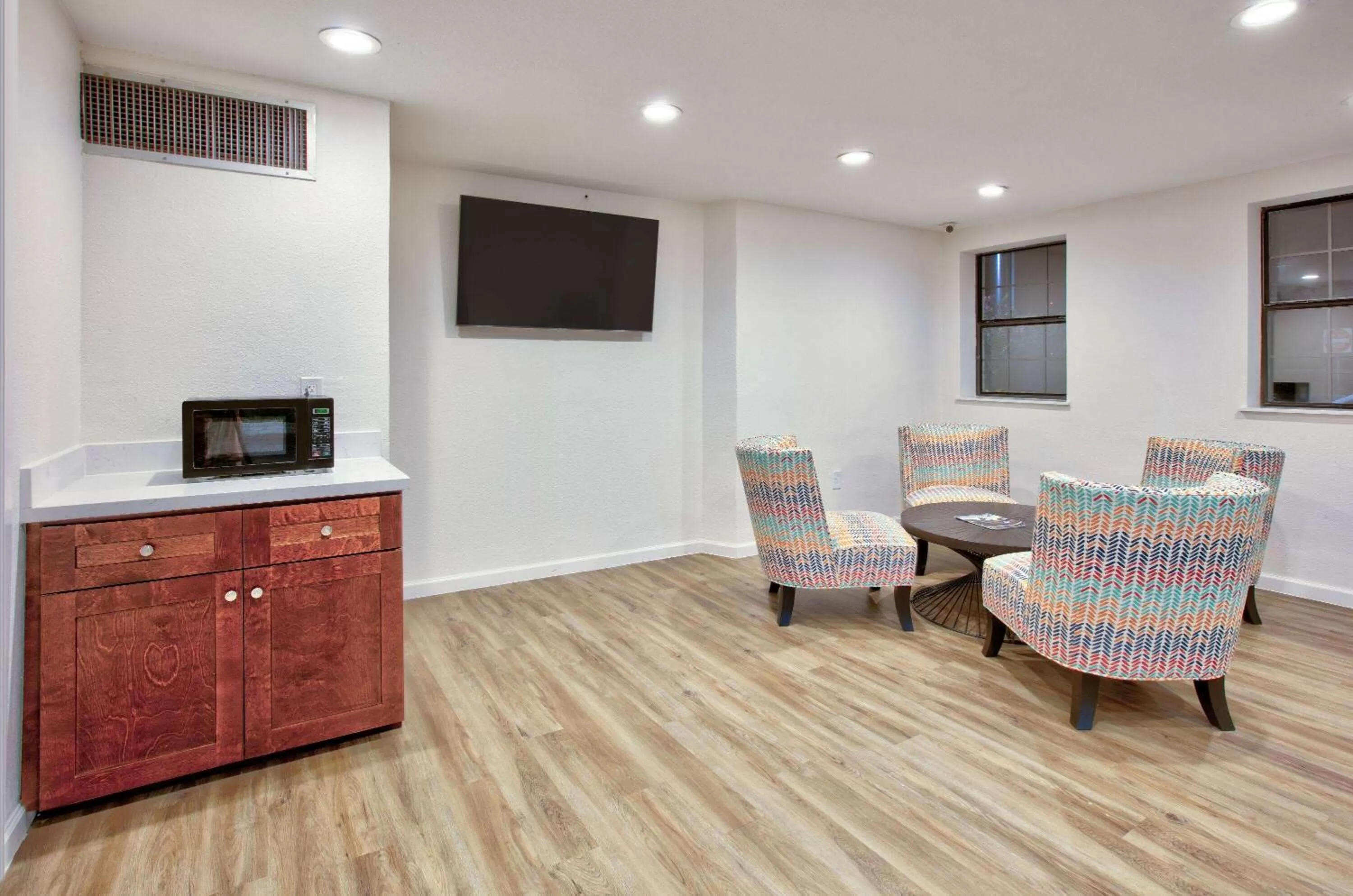 Lobby or reception in Super 8 by Wyndham Victoria - South - Hwy 59