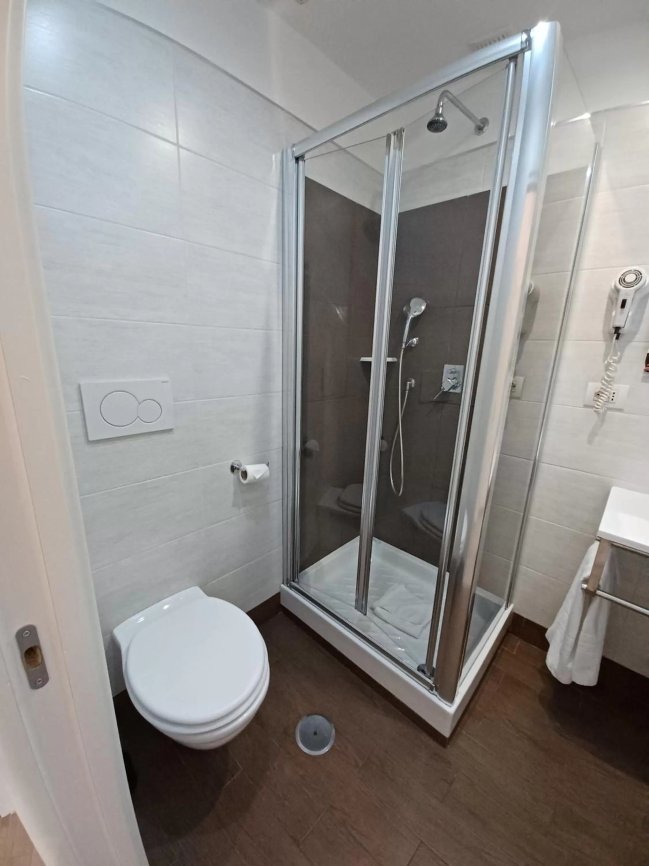 Shower in Hotel Mimosa Pantheon