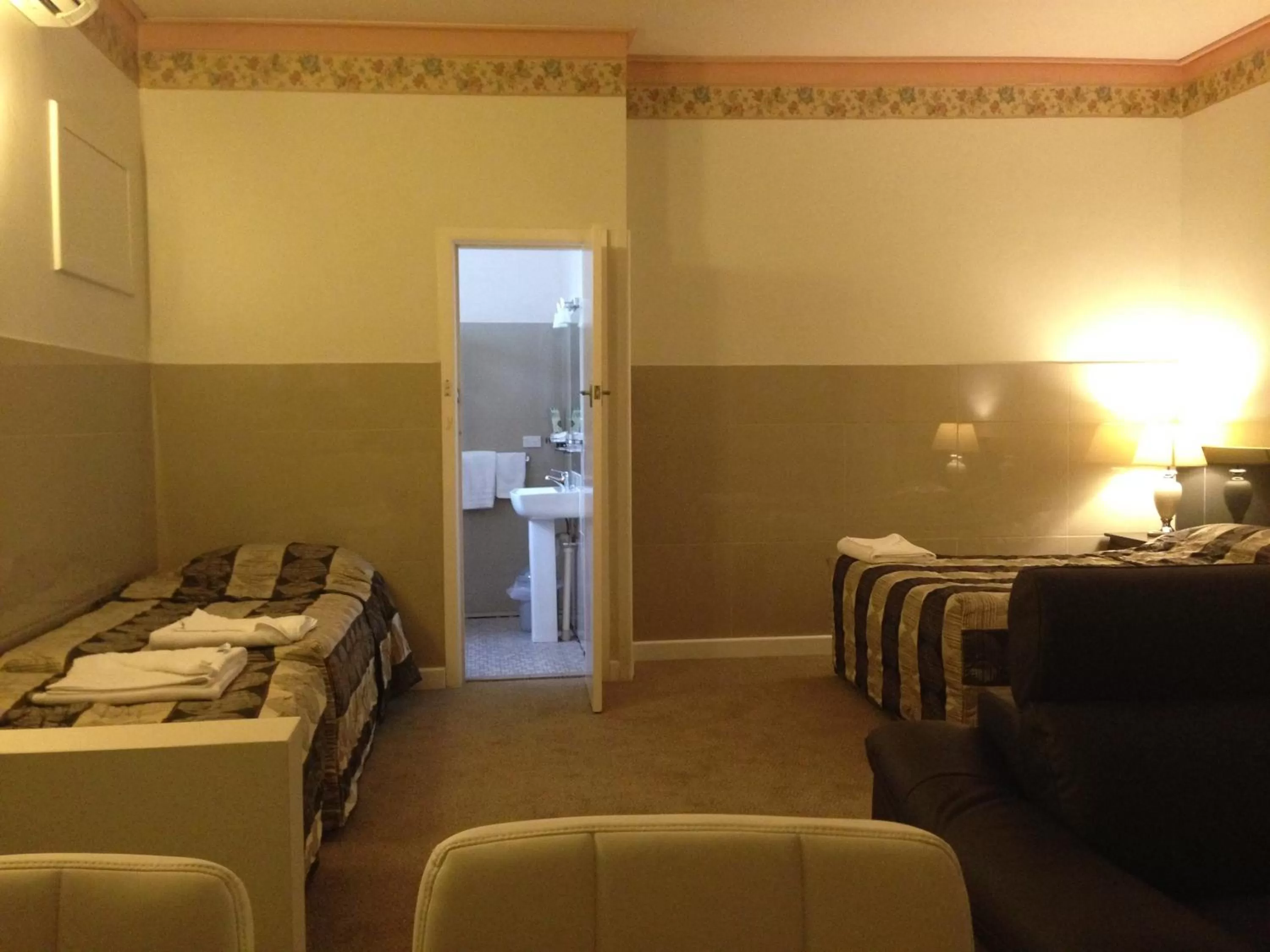 Photo of the whole room, Bed in Avalon Motel