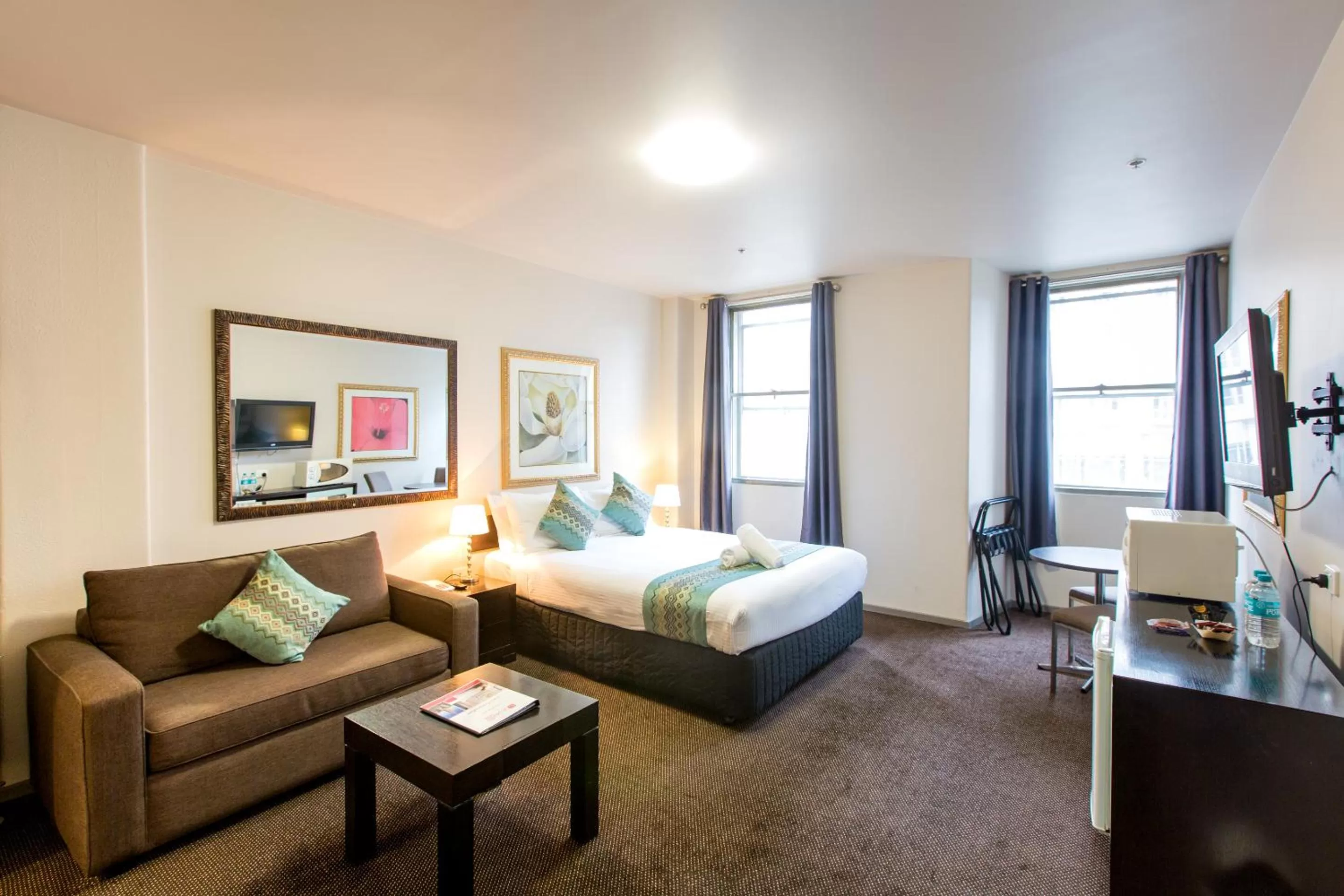 Living room, Bed in City Square Motel