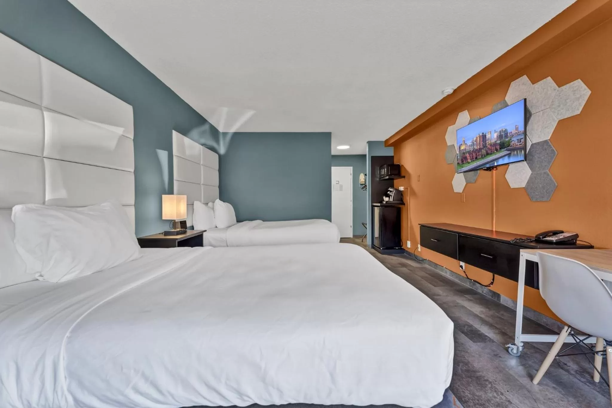 Bed in Buffalo Airport Hotel