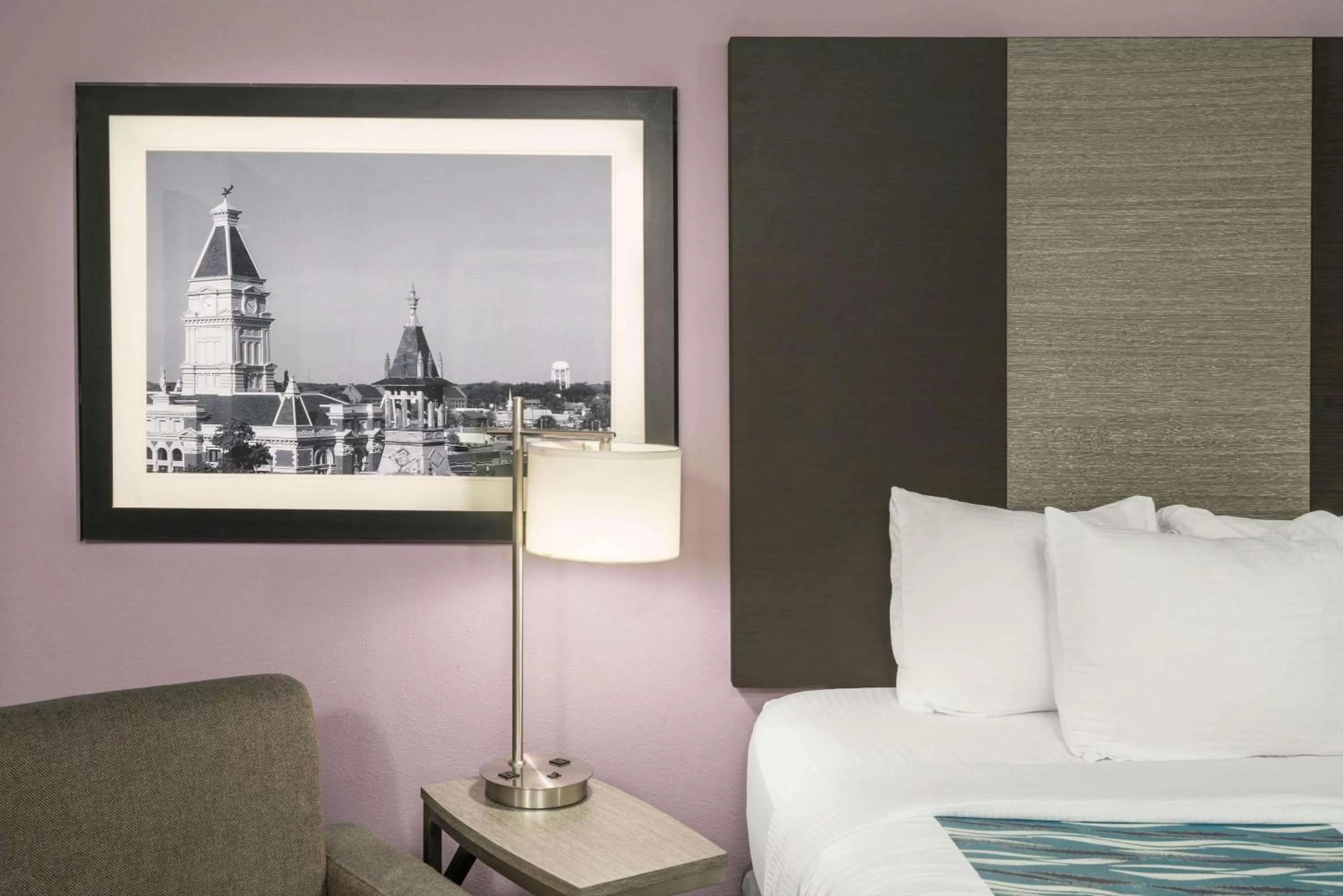 Photo of the whole room, Bed in La Quinta by Wyndham Clarksville