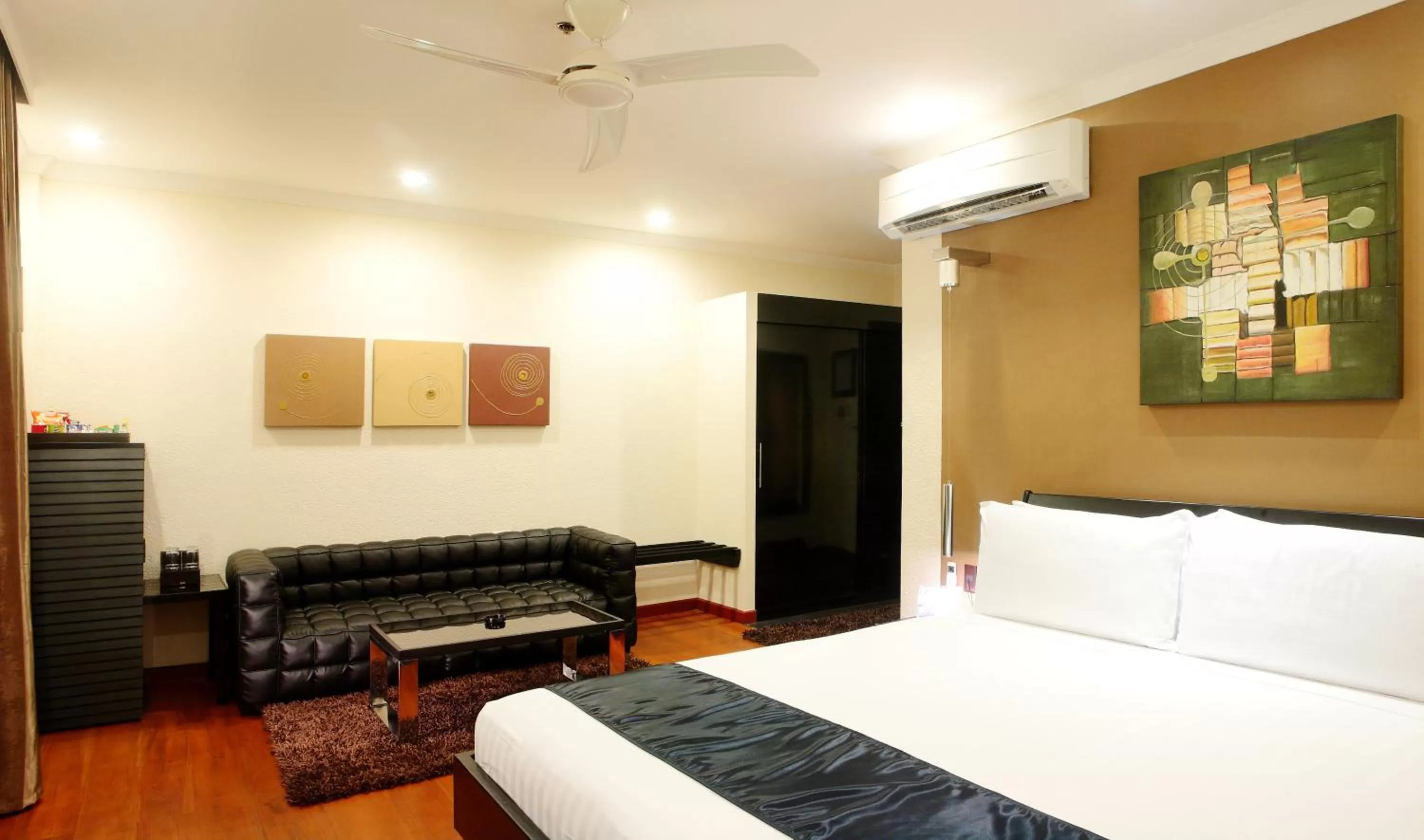 Bedroom, Bed in Queens Hotel Angeles City